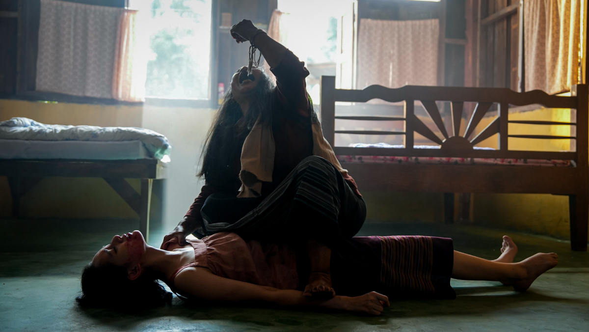 大妹妍恩莫名慘遭鄰居翠婆徒手拔牙，翠婆更驚悚地將牙齒吞肚，是片中相當驚悚的情節。（威視提供）