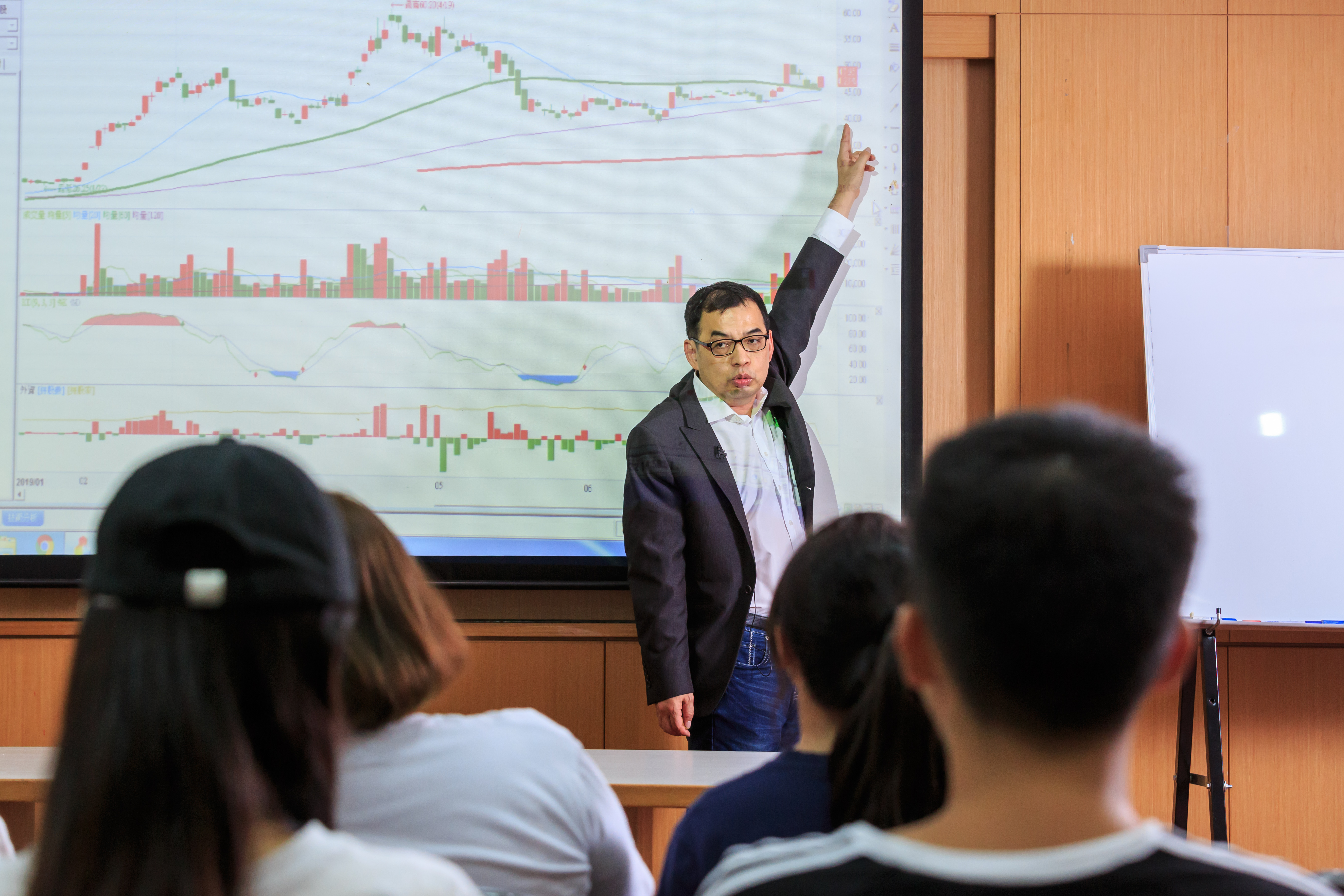 億元教授鄭廳宜依據「泰勒法則」估算，適當的政策利率在4.5至4.75％，預期Fed降息3碼的可能性大增。（本刊資料照）