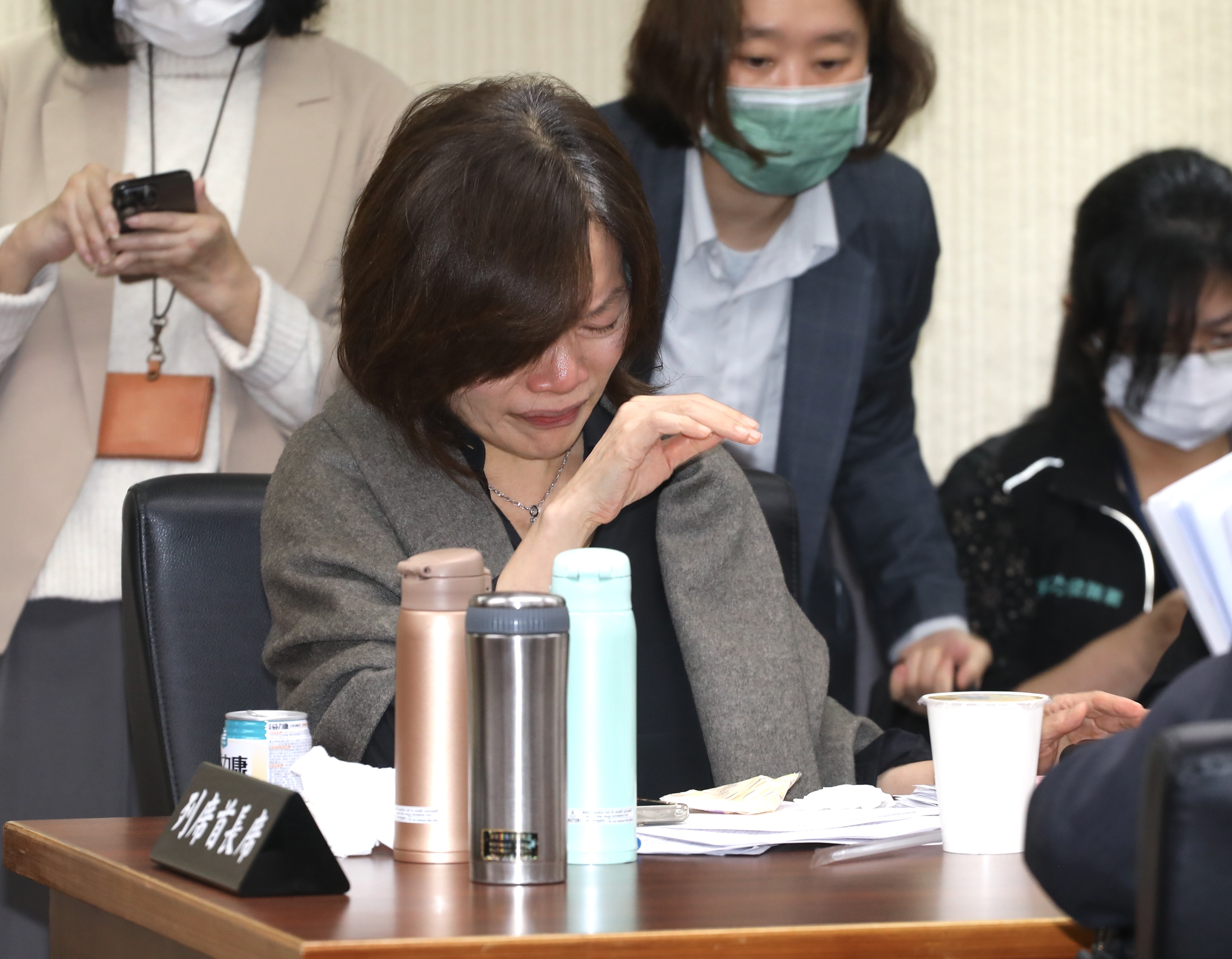 勞動部長何佩珊今在立法院數度落淚，更在質詢時表態認為自己已經不適任將會提出請辭。