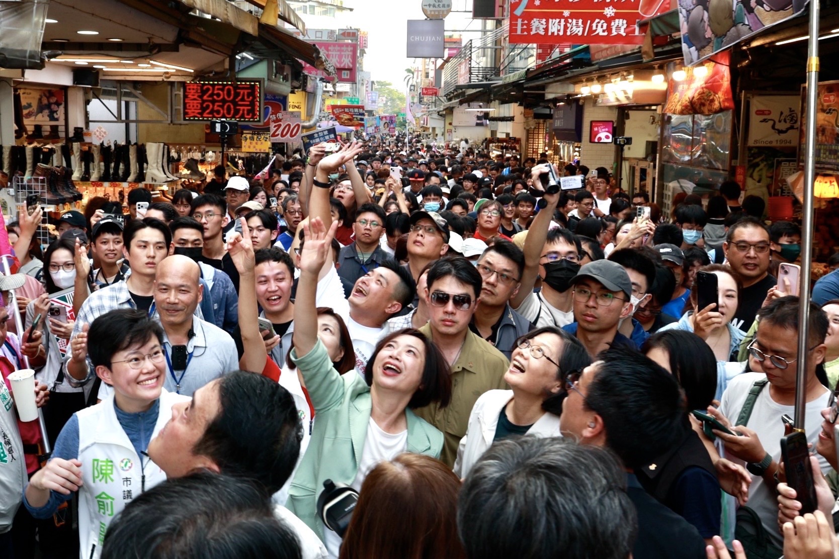 「欣潮」狂捲城隍廟、一中商圈! 何欣純、蔡英文吃冰尬涼 純派英粉興奮趕場