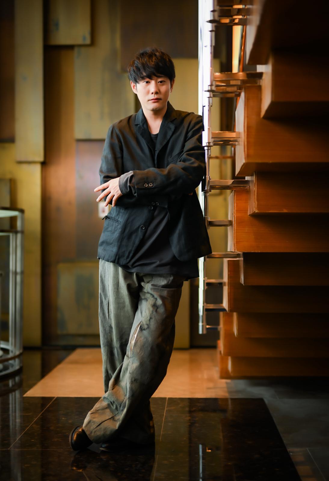 導演藤井道人看起來靦腆害羞,但工作時非常認真嚴肅,被工作人員視為惡魔,但他的姊姊卻大受劇組歡迎。(牽猴子提供)