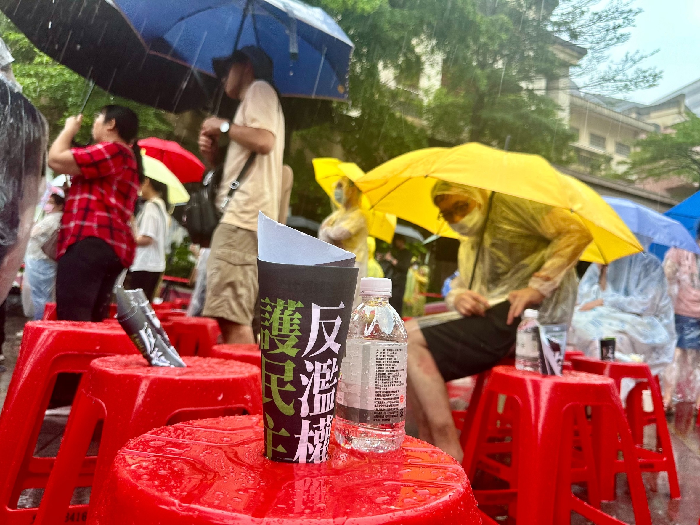 民進黨今天下午舉行台北場「反濫權護民主」街頭說明會，可惜老天不賞臉下起滂沱大雨，僅有300、400支持者到場。