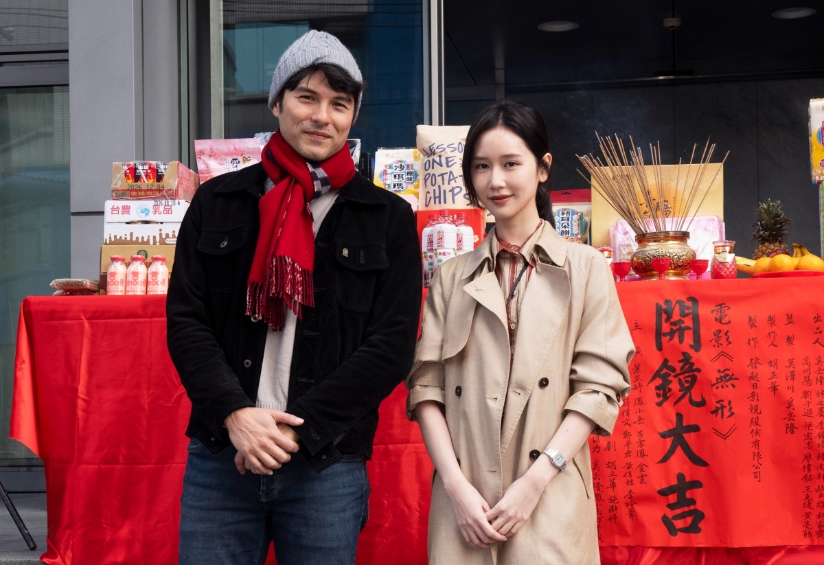 憑《瘋狂獨角獸》及GL劇《Love Design 愛情設計》爆紅的華裔泰國女星葉芷妤首度參演台片,搭檔飾演物理學者的鳳小岳。(發起日影視提供)