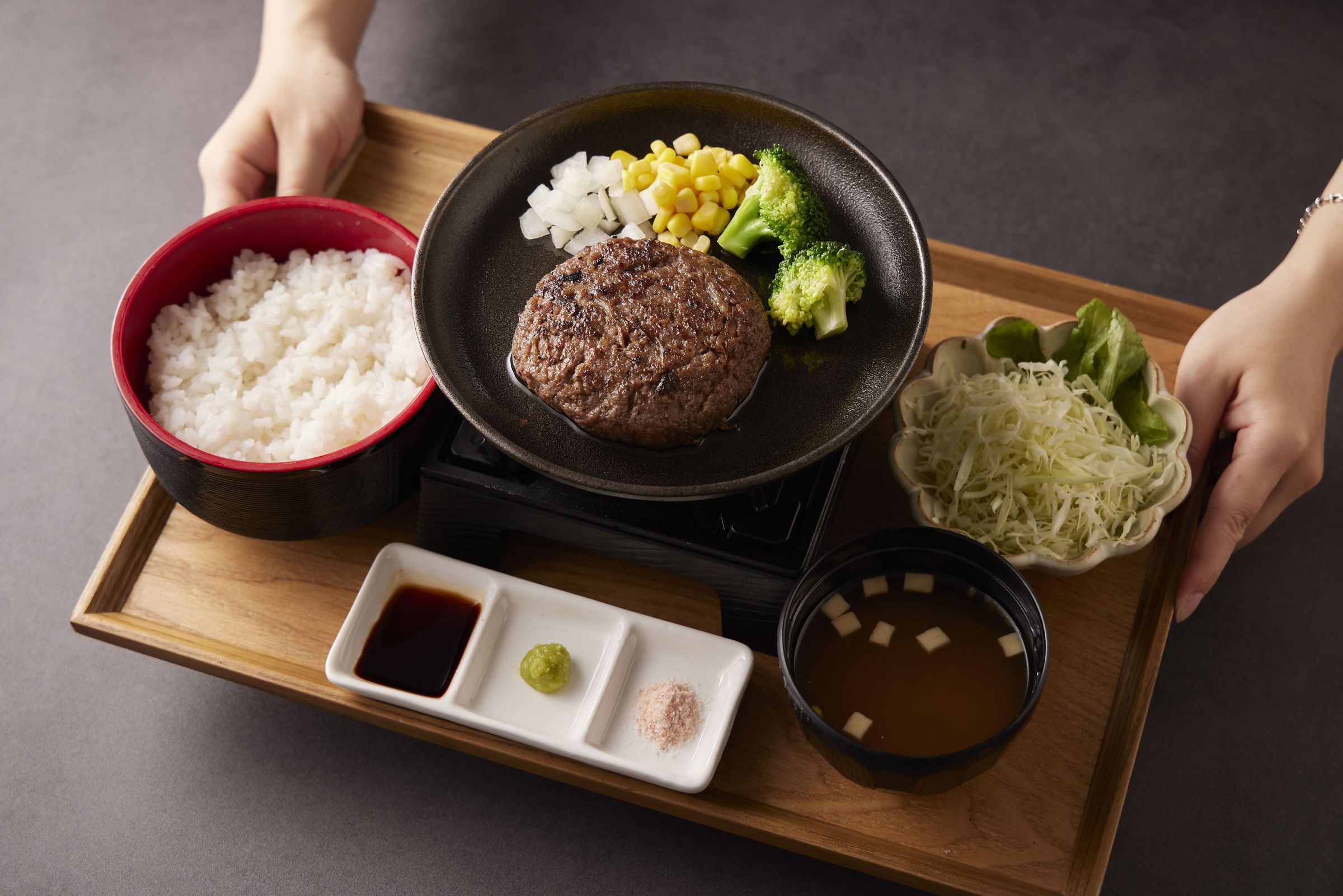 主打「入口即化」獨特口感的「福吉漢堡排」即將於7月底在台北錦州街正式開幕。(福吉漢堡排提供)