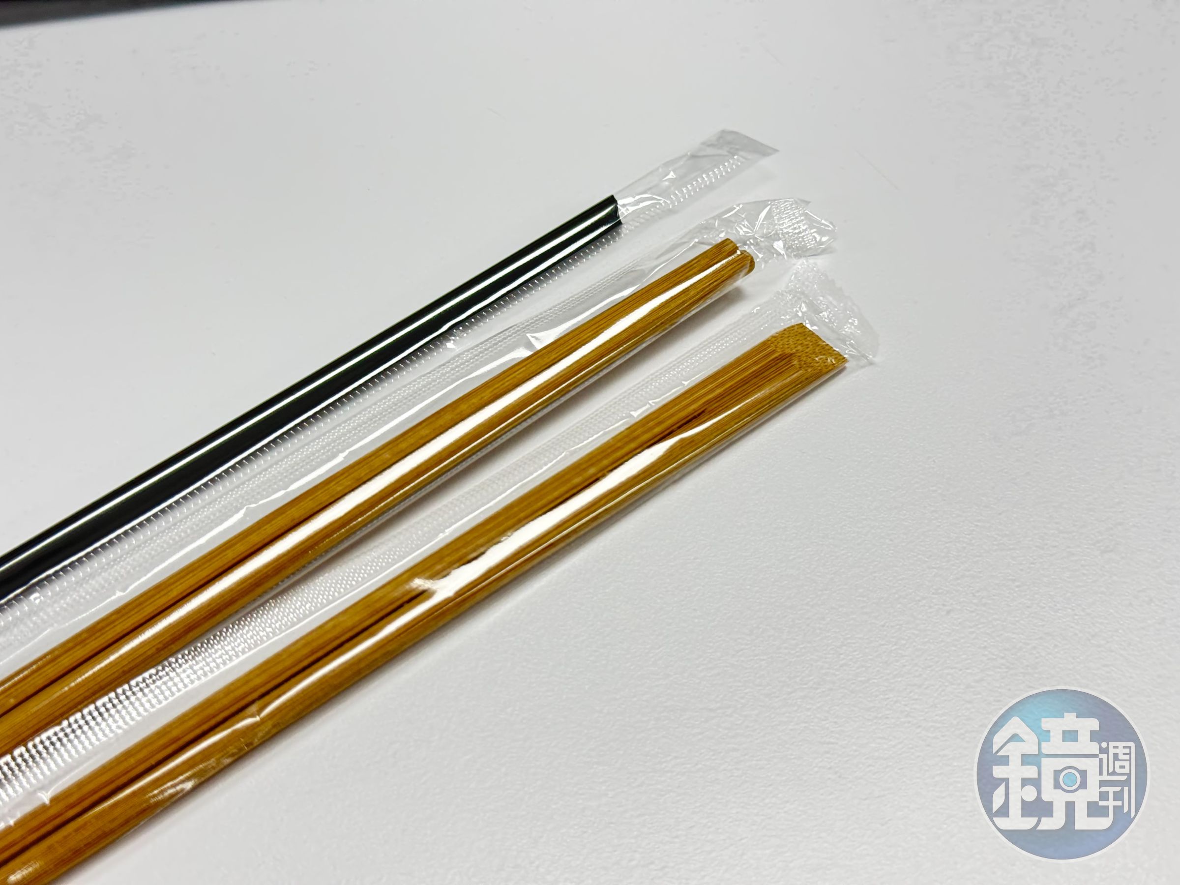 兒科醫師提醒,吸管包裝或是一次性餐具的塑膠包裝套是隱形殺手,若被幼童吸入恐導致雙肺完全堵塞。