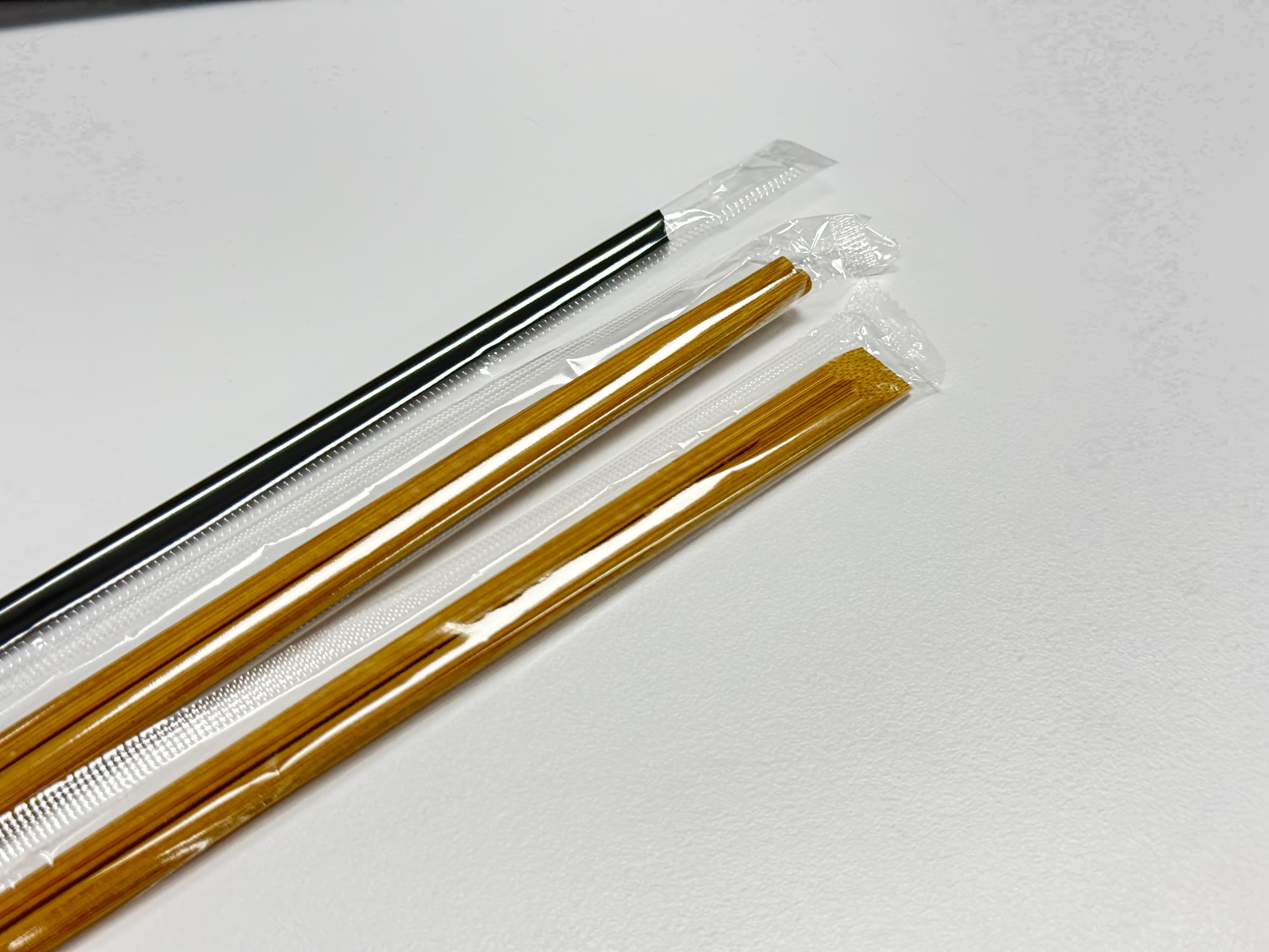 兒科醫師提醒，吸管包裝或是一次性餐具的塑膠包裝套是隱形殺手，若被幼童吸入恐導致雙肺完全堵塞。