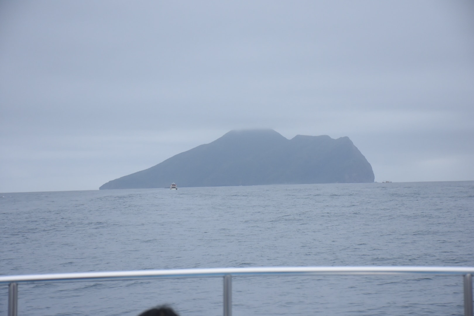 周邊區域長湧浪不斷拍打碼頭，基於離島臨時碼頭船舶靠泊安全考量，東北角及宜蘭海岸國家風景區管理處認定有安全疑慮，故龜山島封島一天。（翻攝自臉書@東北角之友）