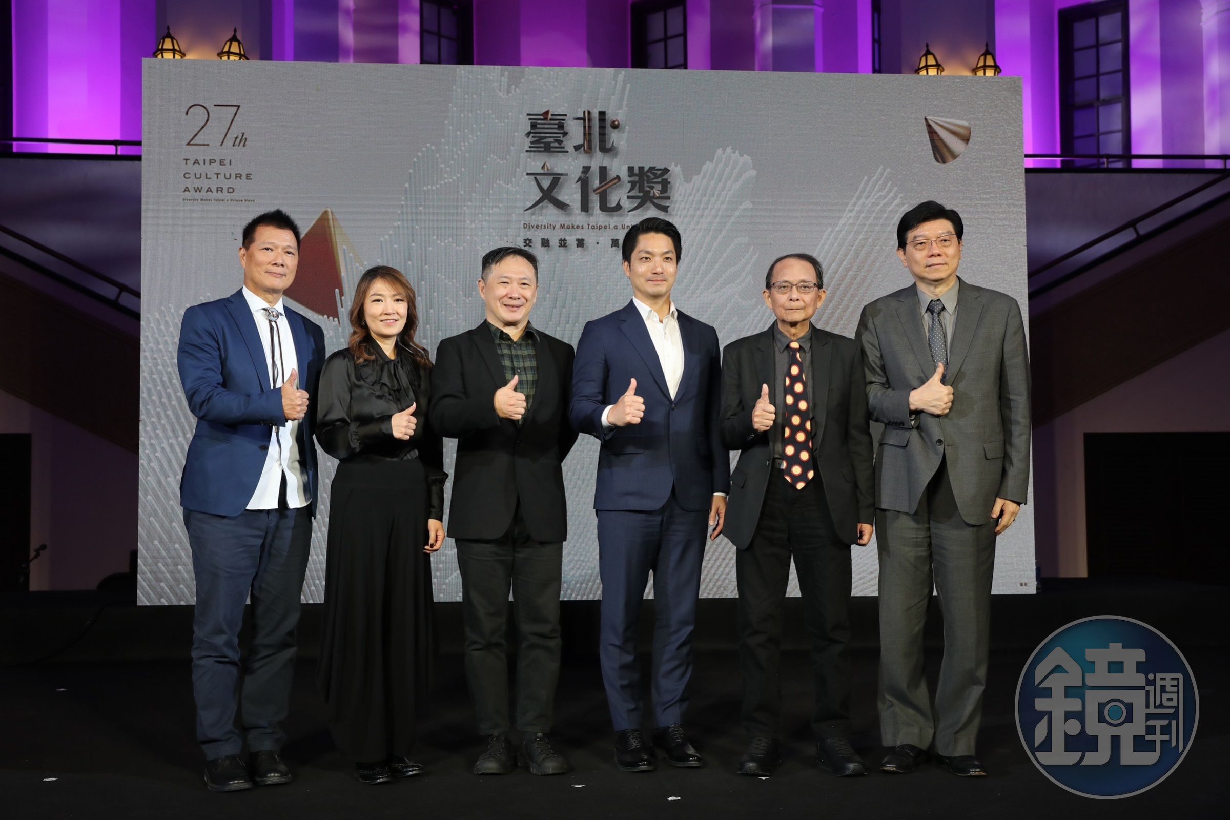 台北文化獎頒獎，左起台北市文化局長蔡詩萍、獲獎人瘂弦（王慶麟女兒-鹿苹代領）、獲獎人姚立群、台北市長蔣萬安、獲獎人米復國、獲獎人張乾琦（鏡週刊社長裴偉代領）。
