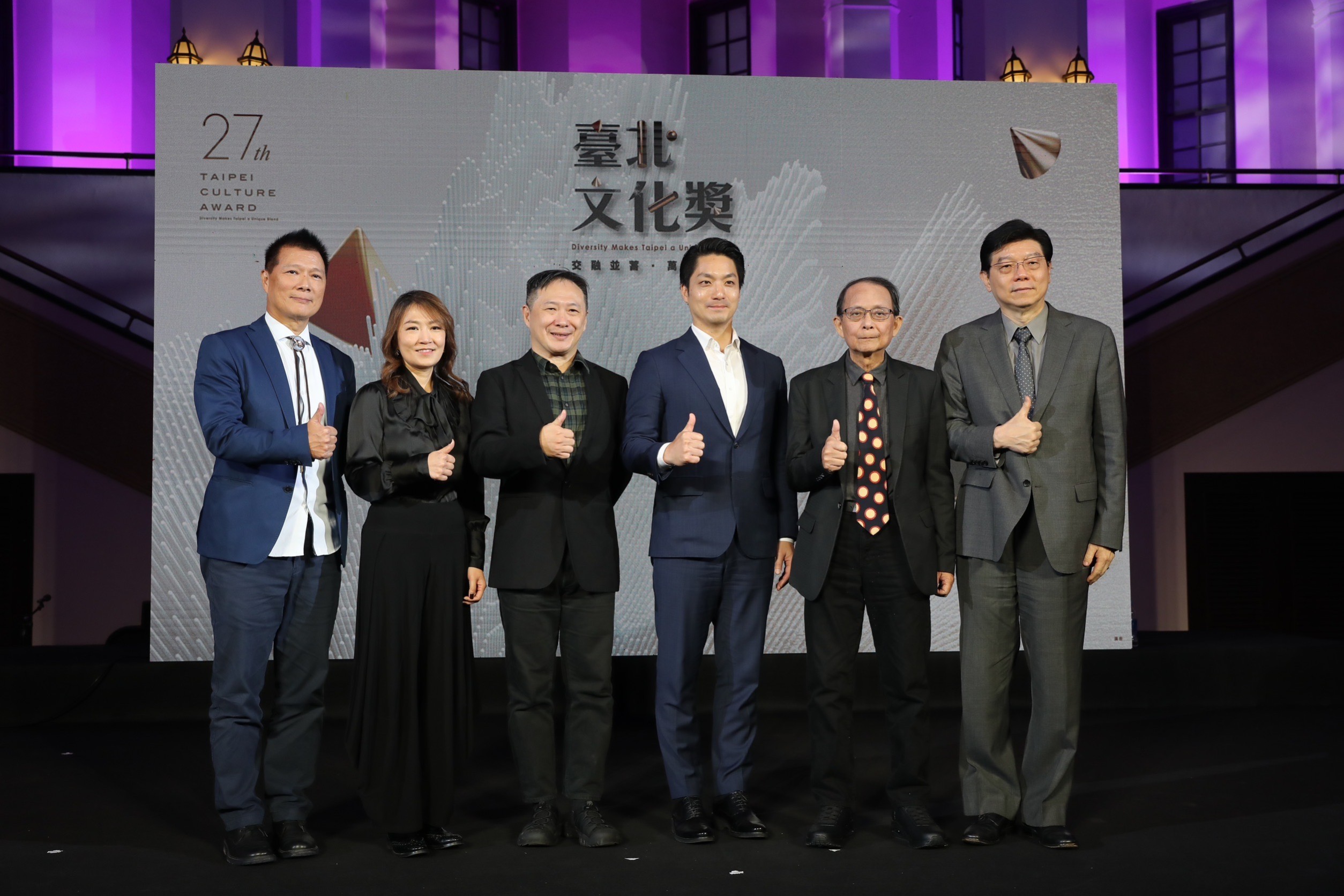 台北文化獎頒獎，左起台北市文化局長蔡詩萍、獲獎人瘂弦（王慶麟女兒-鹿苹代領）、獲獎人姚立群、台北市長蔣萬安、獲獎人米復國、獲獎人張乾琦（鏡週刊社長裴偉代領）。