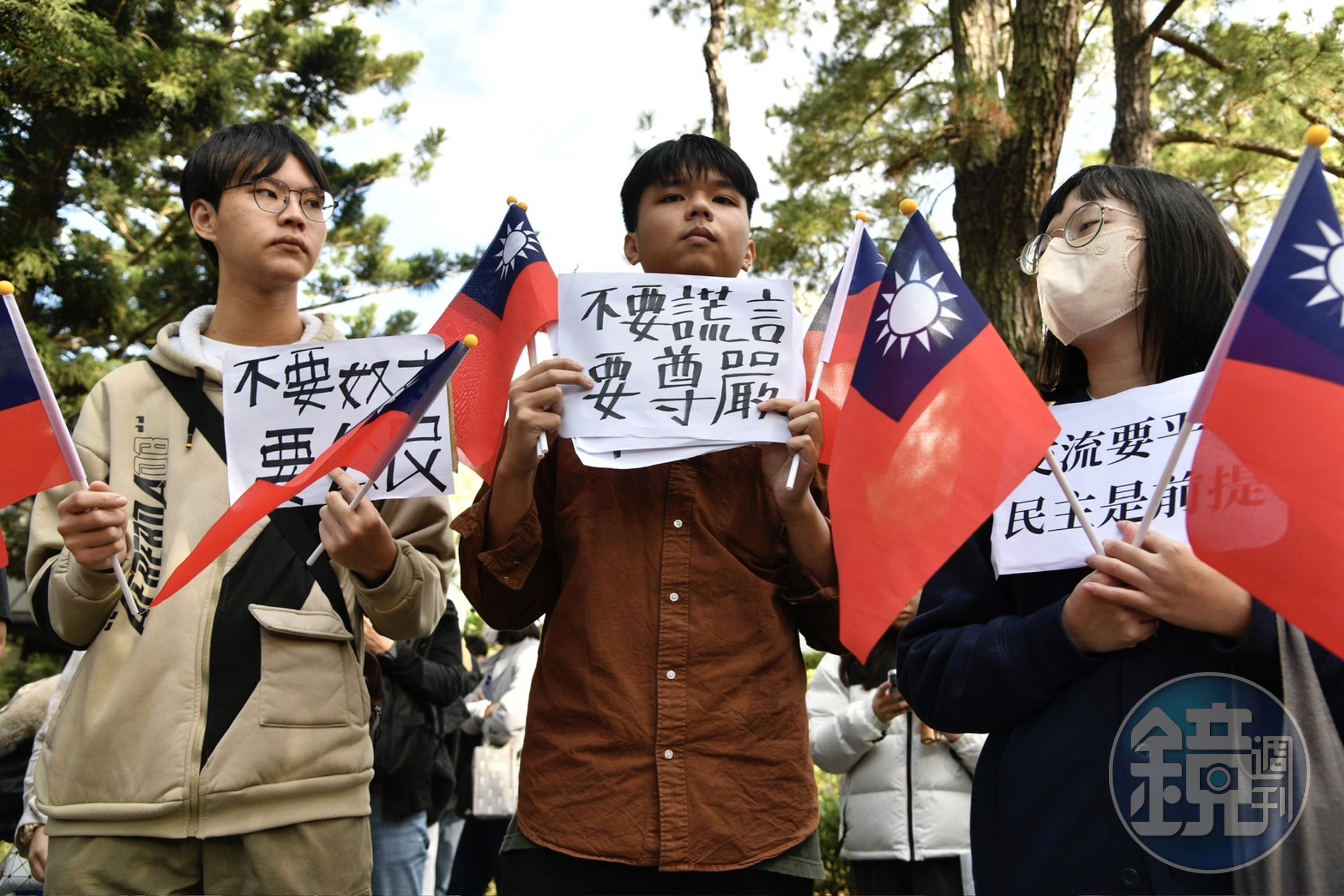 面對陸生團來訪,清大生自主舉國旗與標語表達訴求。