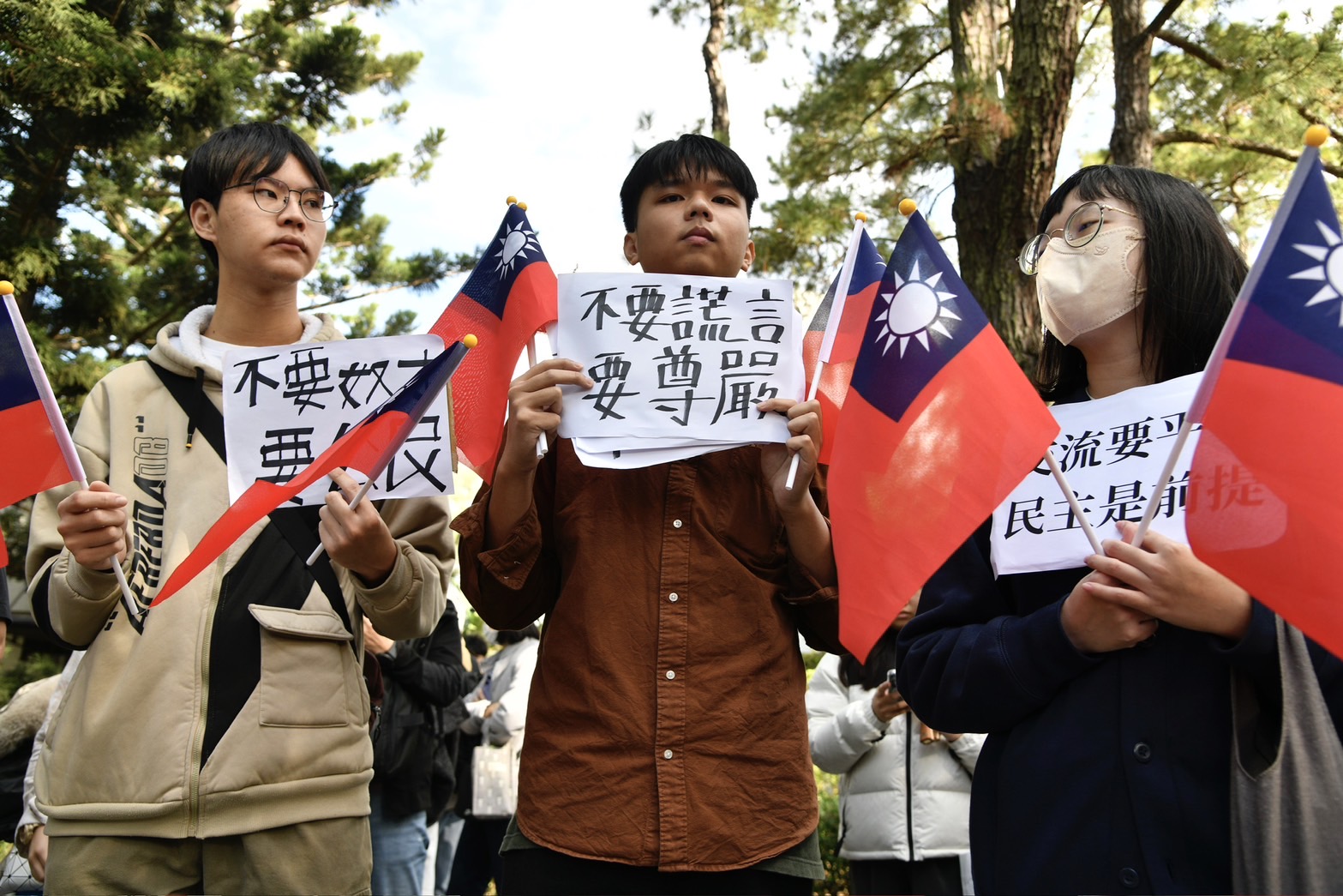 面對陸生團來訪，清大生自主舉國旗與標語表達訴求。