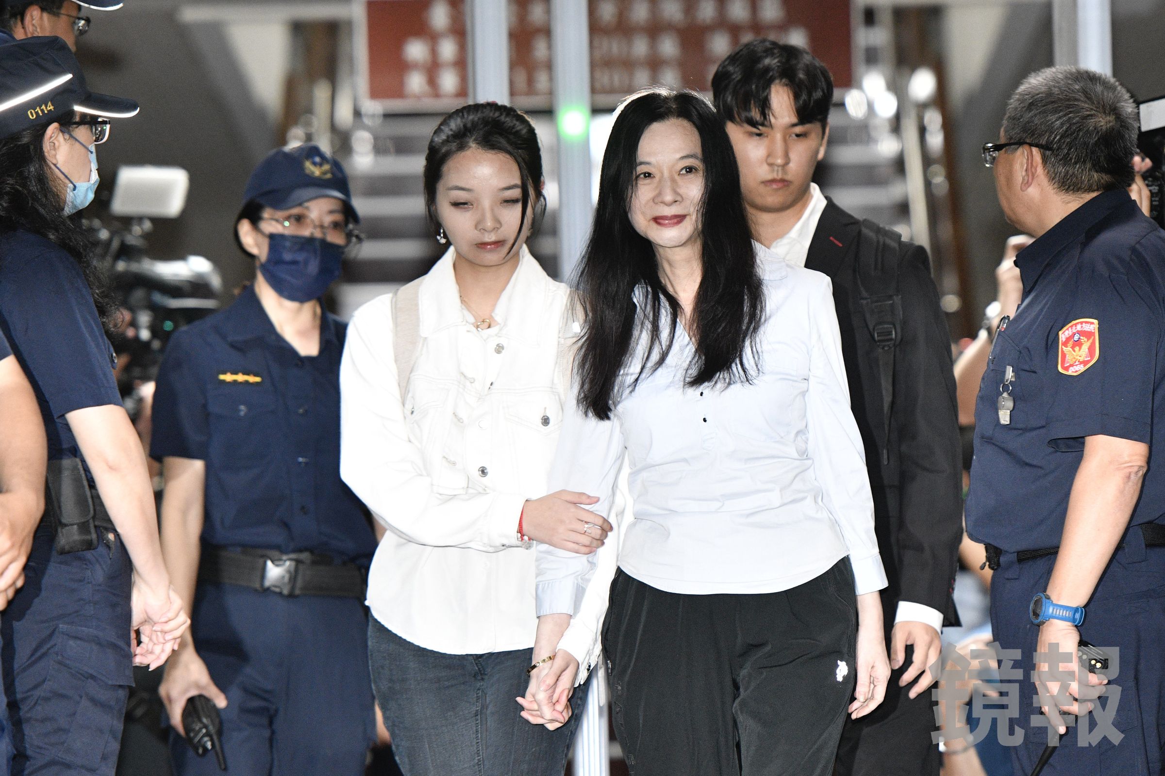 應曉薇和女兒一起出庭。（鏡報李智為攝）