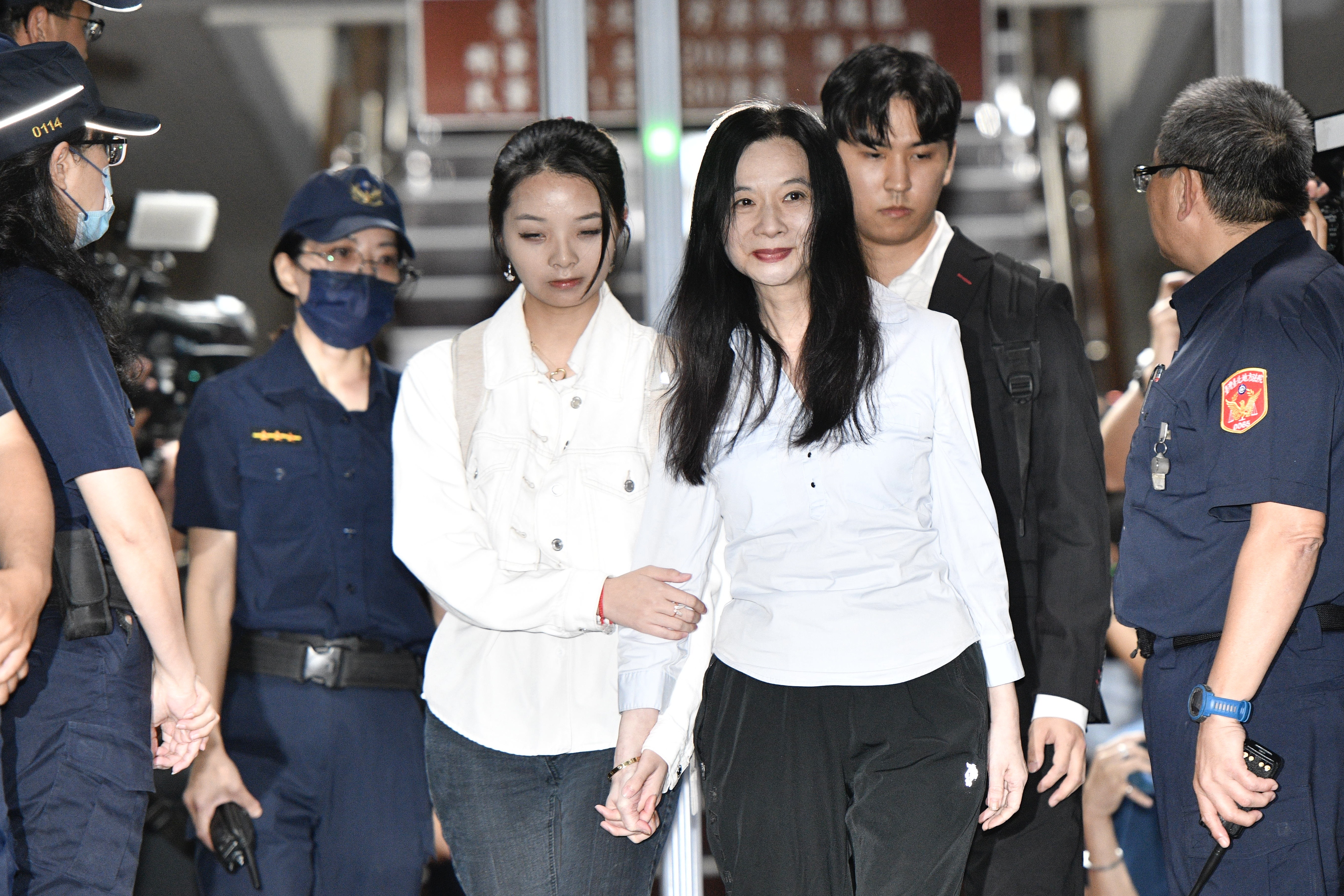 應曉薇和女兒一起出庭。（鏡報李智為攝）