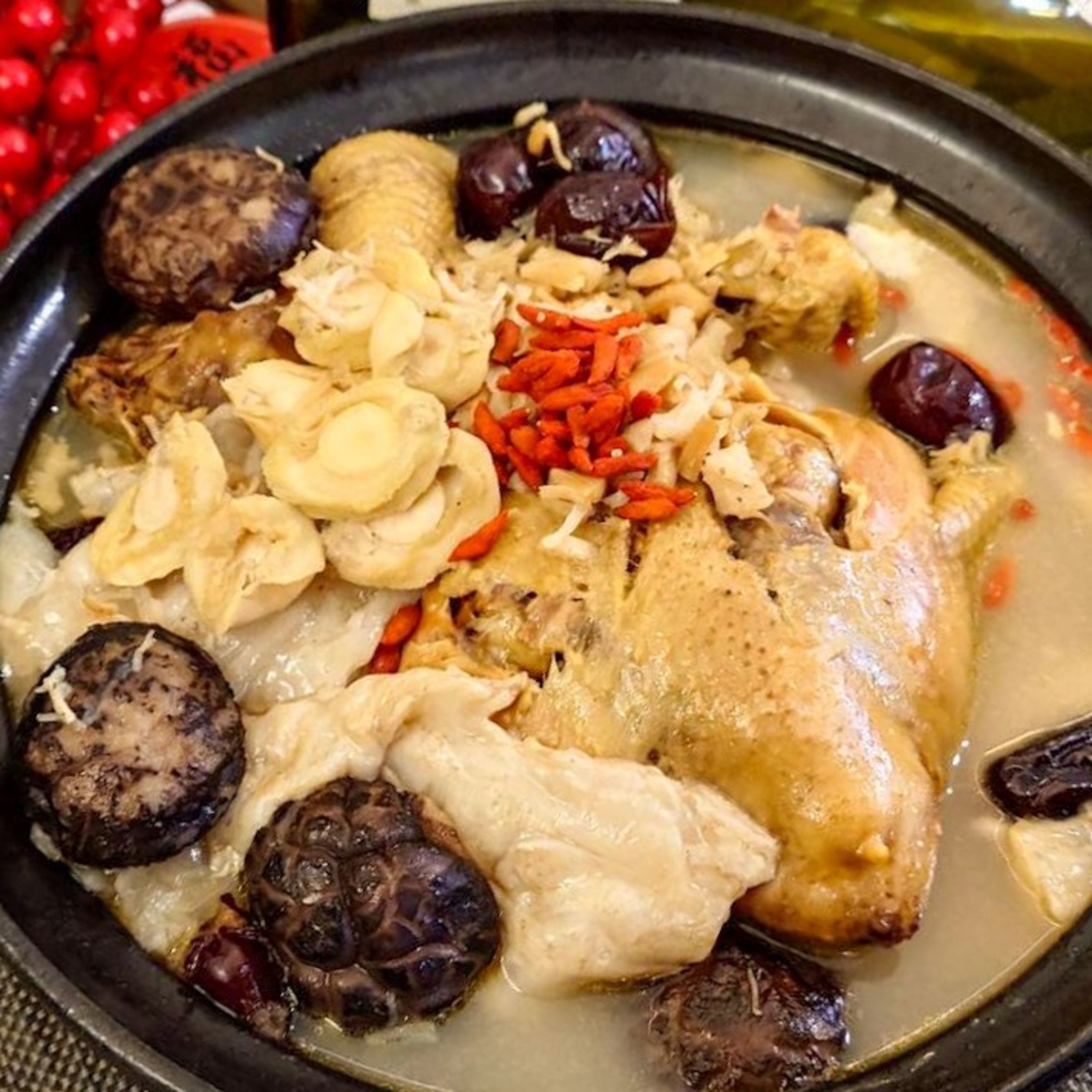 傻雞今年春節推出的「花膠干貝燉雞湯」，主打港式煲湯風味，湯濃肉美。（春大直提供）