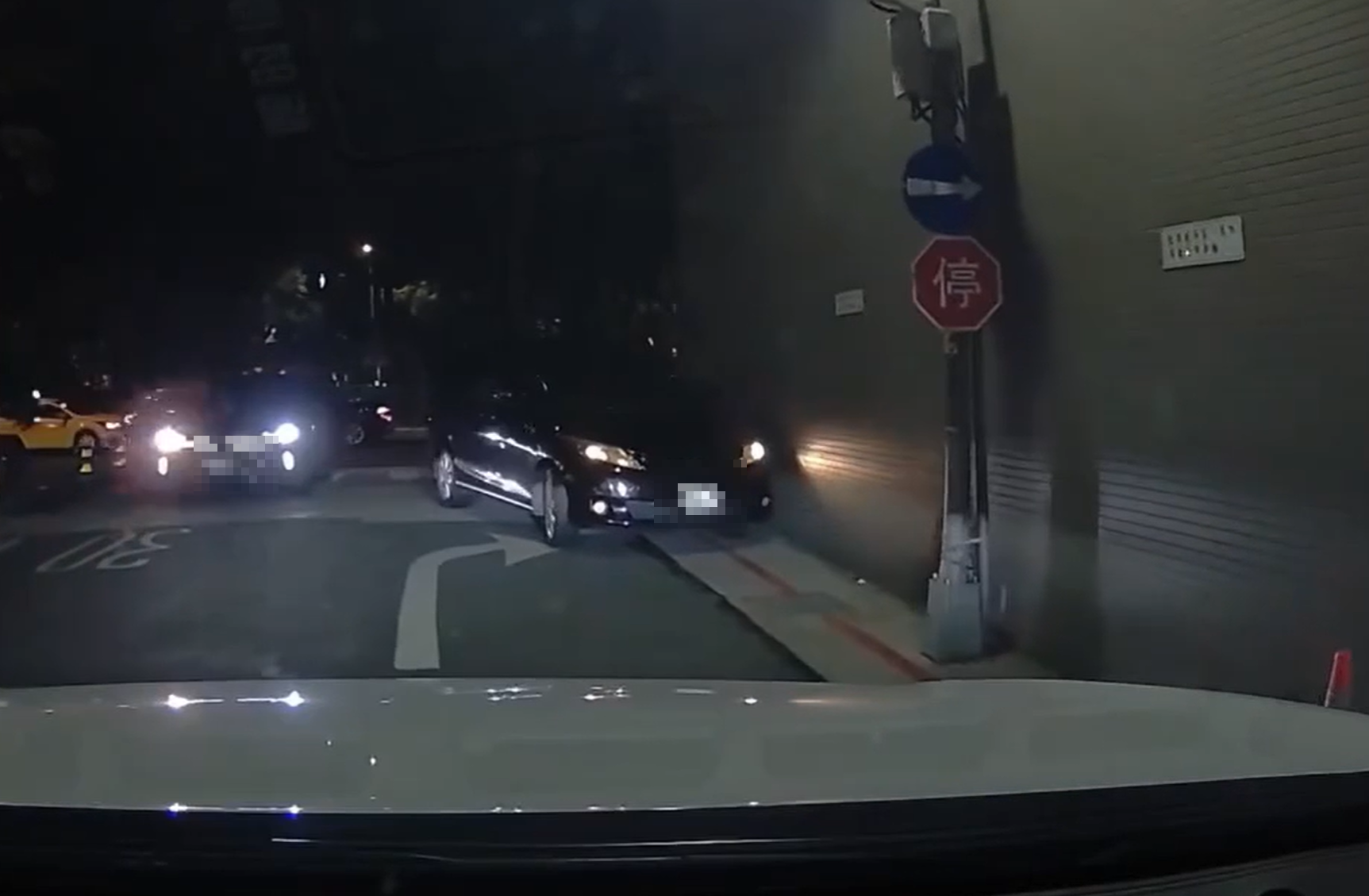 邱毅搭乘的黑色休旅車由台北市大安區仁愛路轉進巷子,竟不走順向道,逆向違停在建物旁。(翻攝自爆料公社)