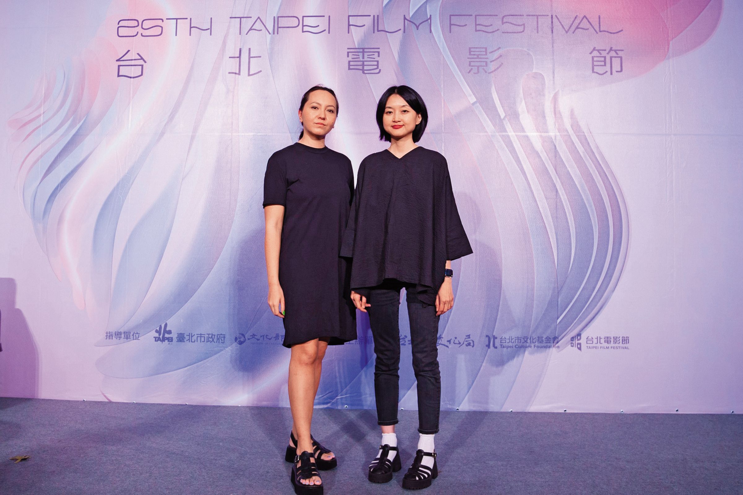 余修善(左)以《虎紋少女》入圍本屆台北電影節國際新導演競賽, 與製片傅慧齡(右)出席相關活動。(翻攝自台北電影節粉絲專頁)