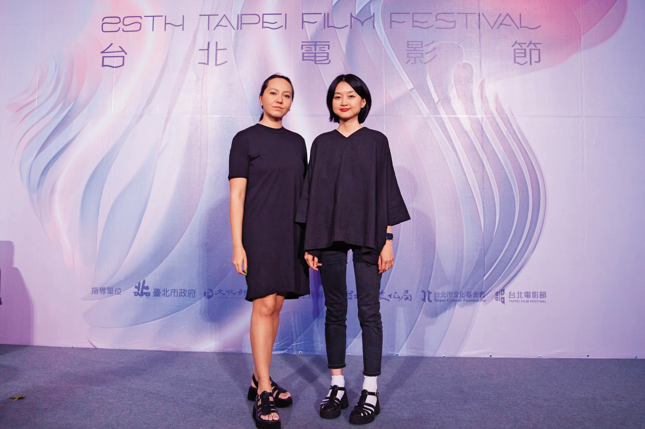 余修善（左）以《虎紋少女》入圍本屆台北電影節國際新導演競賽， 與製片傅慧齡（右）出席相關活動。（翻攝自台北電影節粉絲專頁）