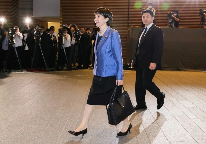 高市首相10月拎著長期愛用的公事包亮相，立刻被網友掃貨。（翻攝自@kantei X）
