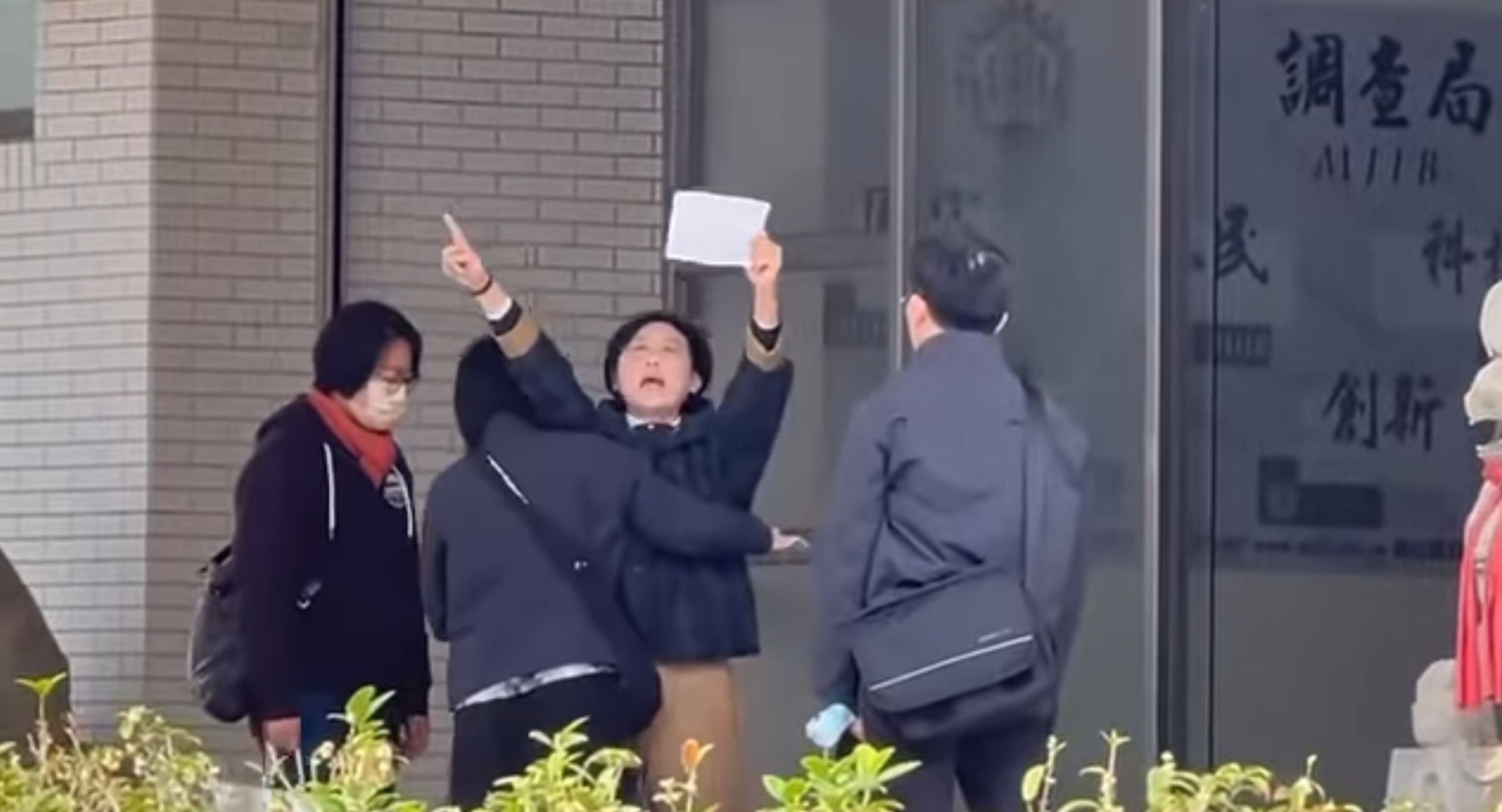 民進黨立委林岱樺今被調查人員帶到調查局南機組時,並對著媒體攝影機狂喊,「政治干預司法、司法干預初選」。(翻攝自林岱樺臉書)
