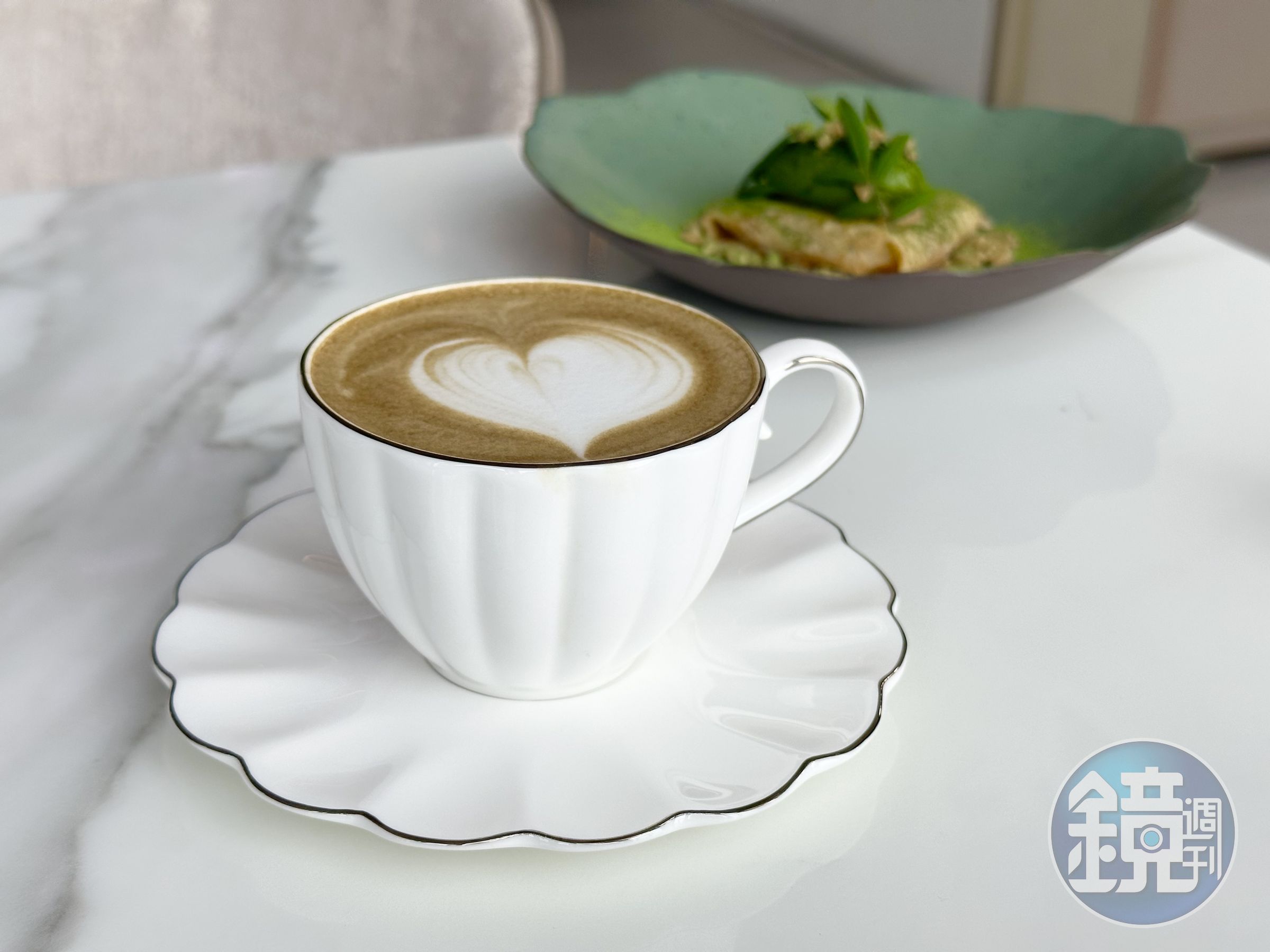 「焙茶拿鐵」茶味清香,沒有苦澀感。(980元法式午茶套餐菜色)