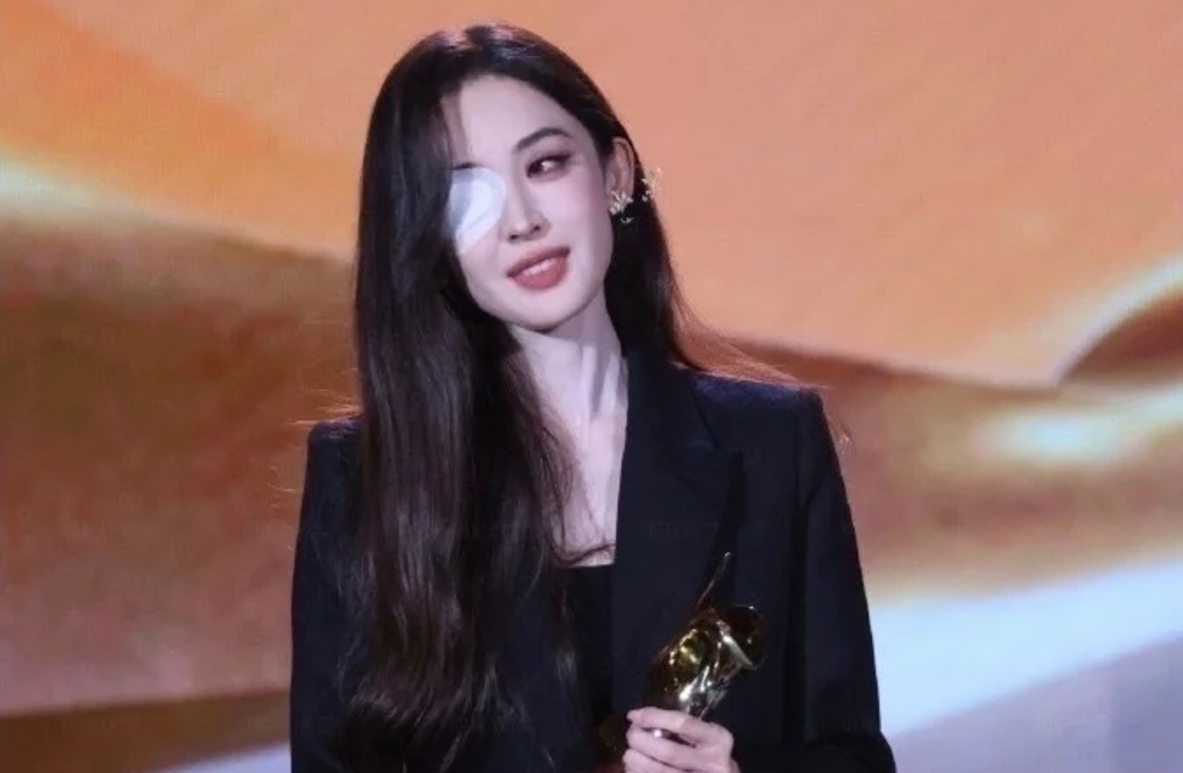 古力娜扎日前出席時尚活動時右眼貼著紗布,被誤認是特殊造型。(翻攝自鳳凰網)
