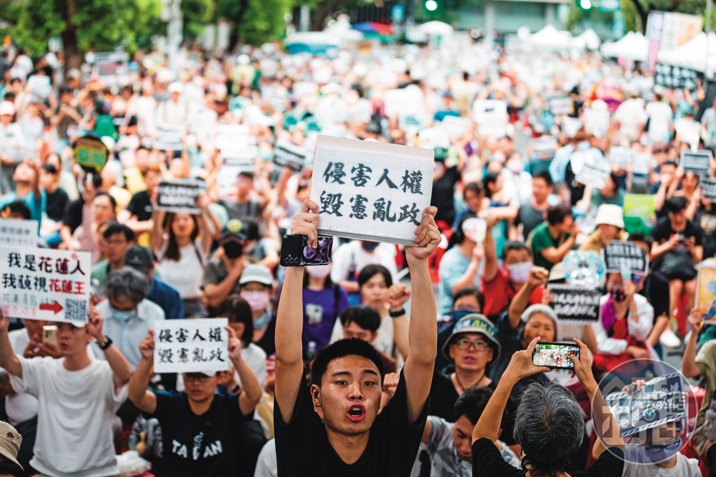 不滿藍白立委修法擴權,民眾在立院周邊發起青鳥行動抗議。