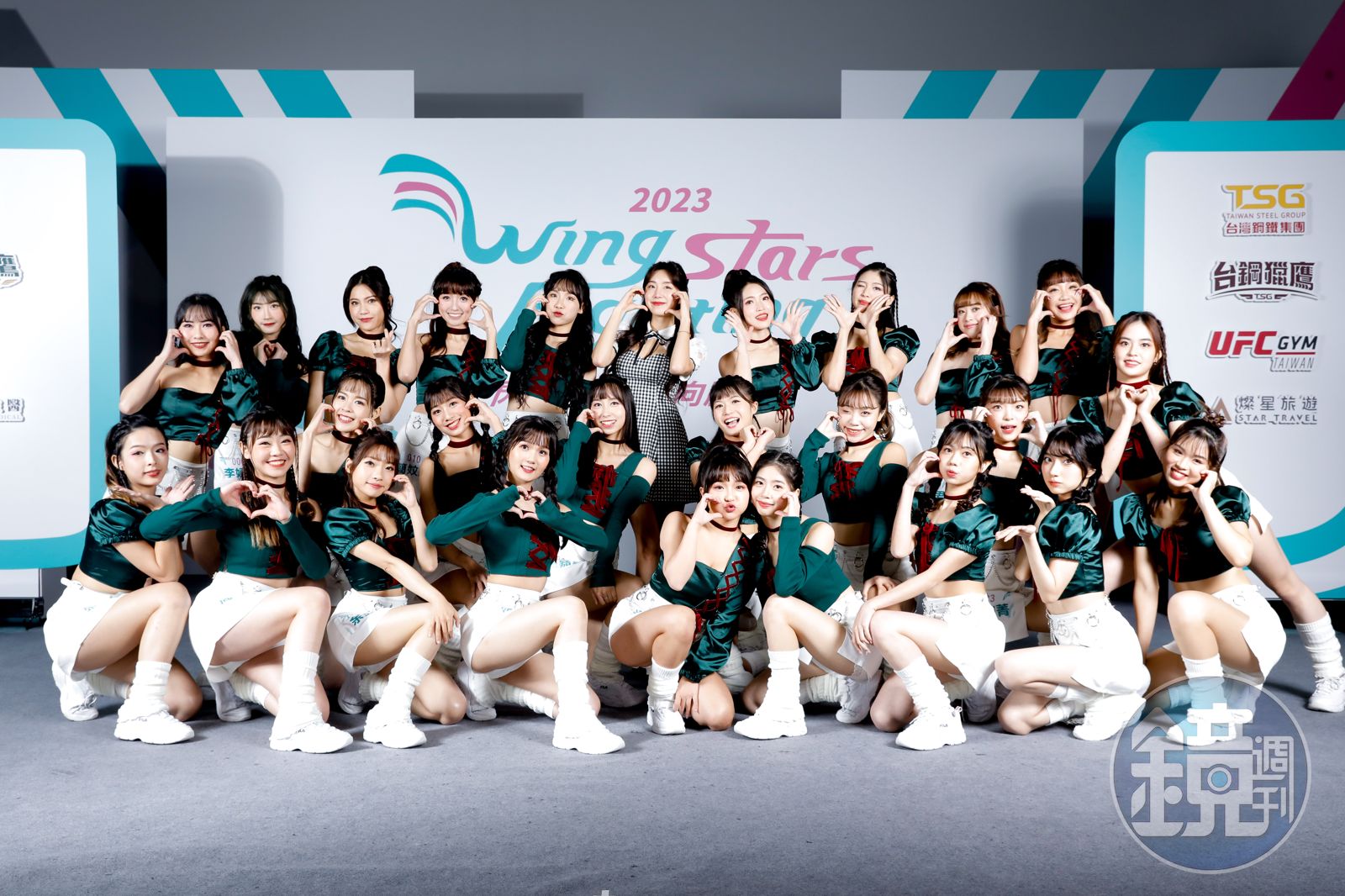 台灣鋼鐵集團WING STARS啦啦隊選拔今（9日）下午舉行總決賽，將選出13名正式啦啦隊員，安芝儇（後排中）說她和女孩們一樣緊張。（圖／鏡週刊）
