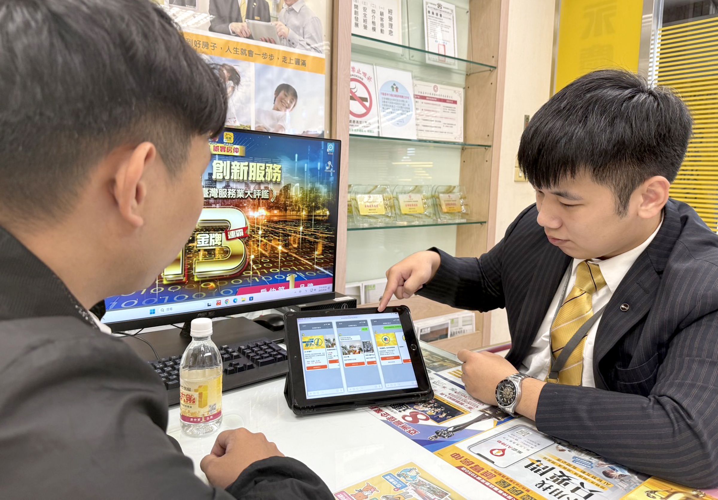 永慶房屋經紀人員宋家豪（圖右）透過「i特助買屋服務群組」，精準媒合、自動推薦物件，讓服務不因距離而中斷。圖／永慶房產集團提供