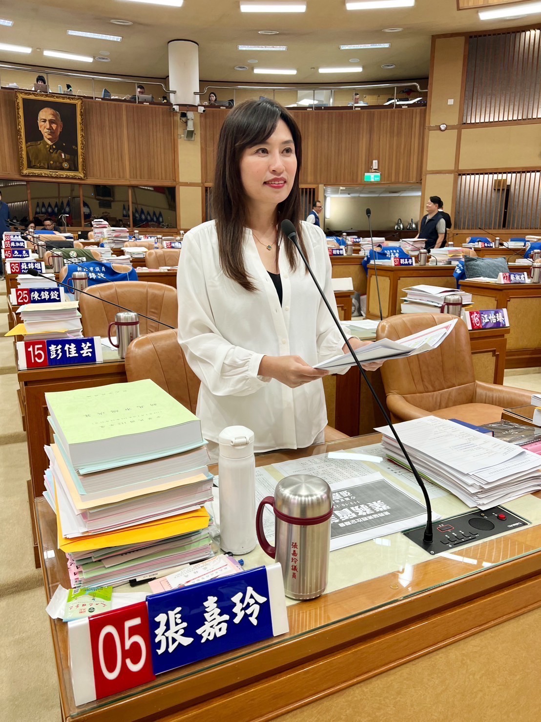 新北市議員張嘉玲，今質詢威京集團旗下的中華工程承包新北市環狀線標案，質疑工程費暴增，要求新北市府說明。（讀者提供）