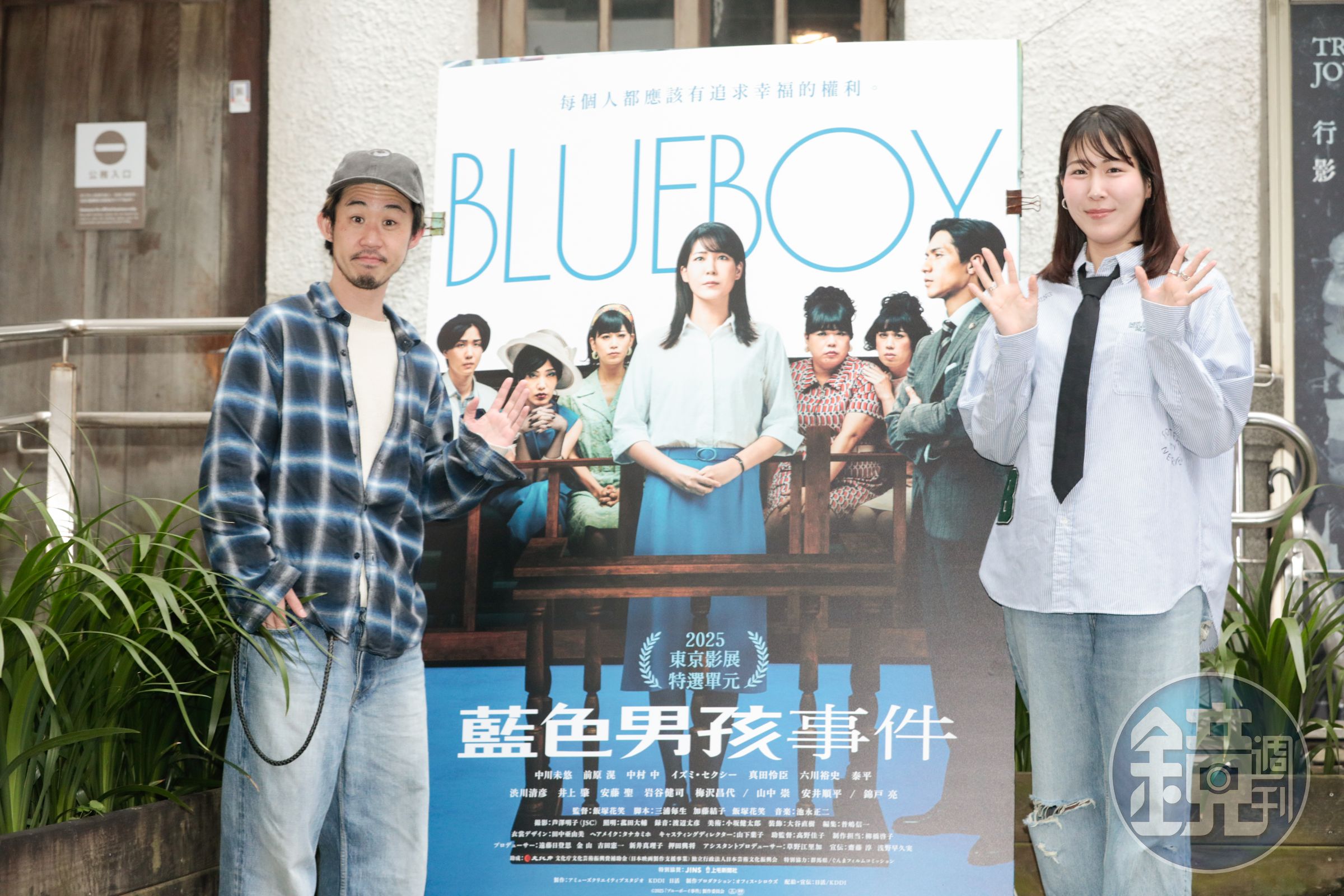 日本電影《藍色男孩事件》導演飯塚花笑(右)與女主角中川未悠來台宣傳。