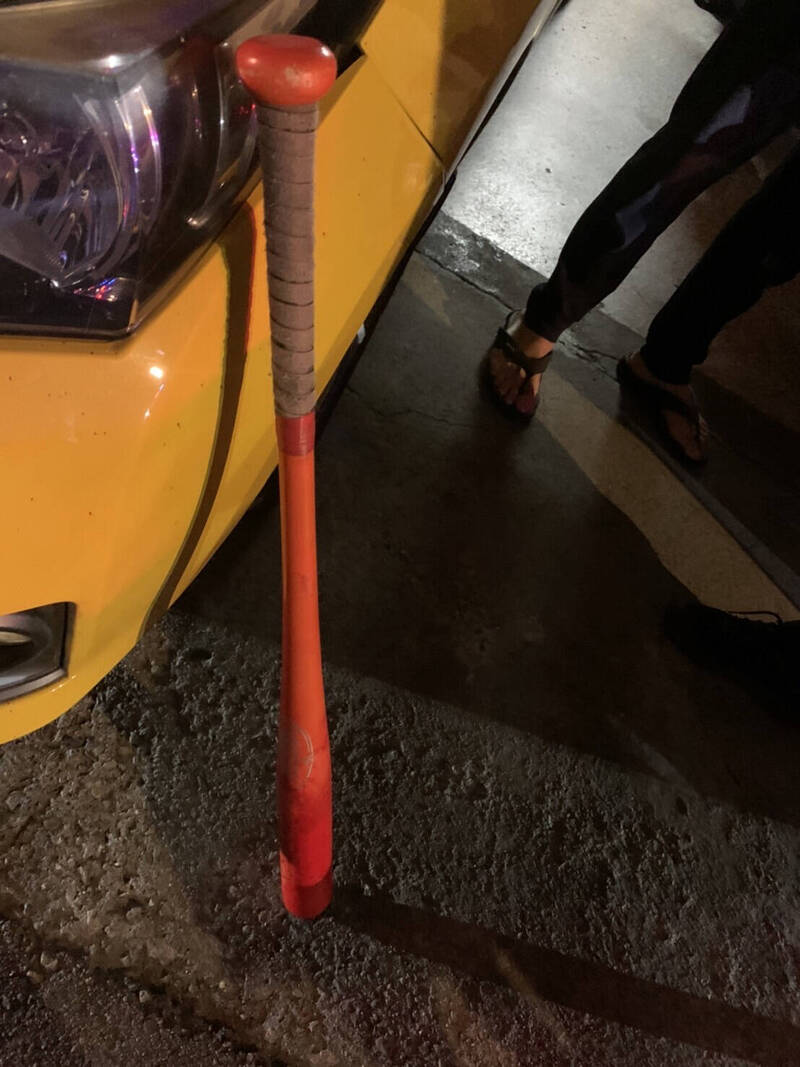 游男一時情緒失控,抄起家裡球棒猛烈毆擊哥哥頭部。(警方提供)