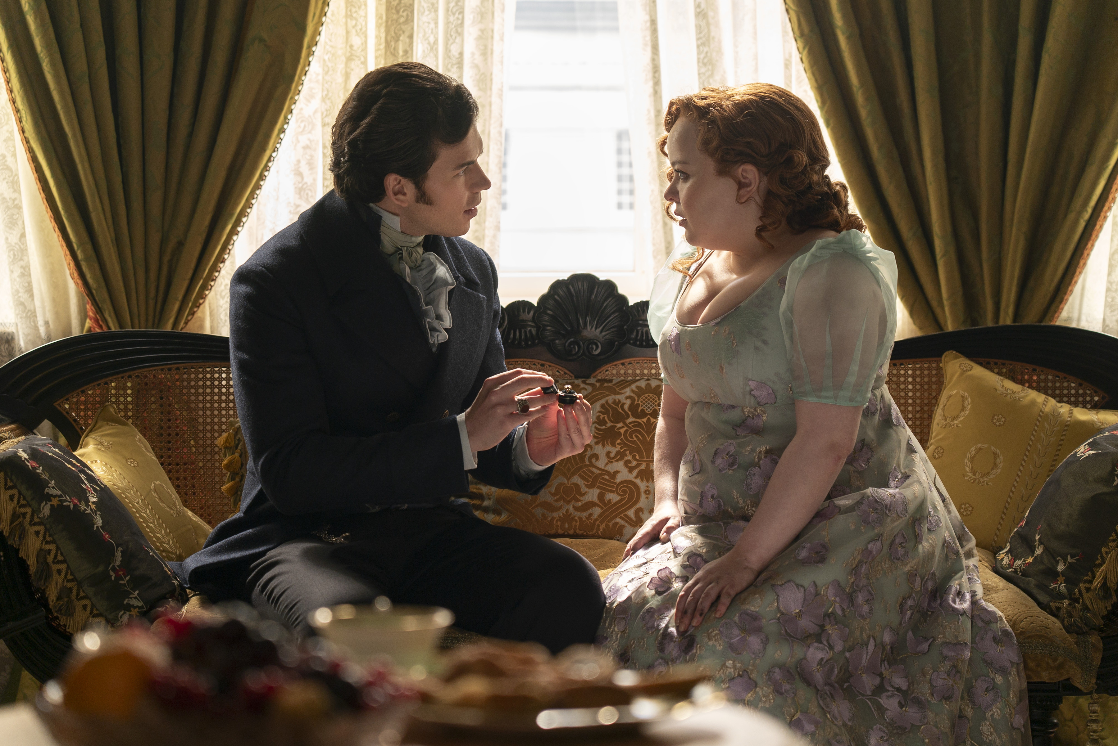 始終都是社交場合的壁花潘妮洛碧（右），與柏捷頓家族的柯林（左），在第3季終於認愛，並且在這張椅子進行激烈的性愛，拍到後來椅子被搖斷了。（Netflix提供）