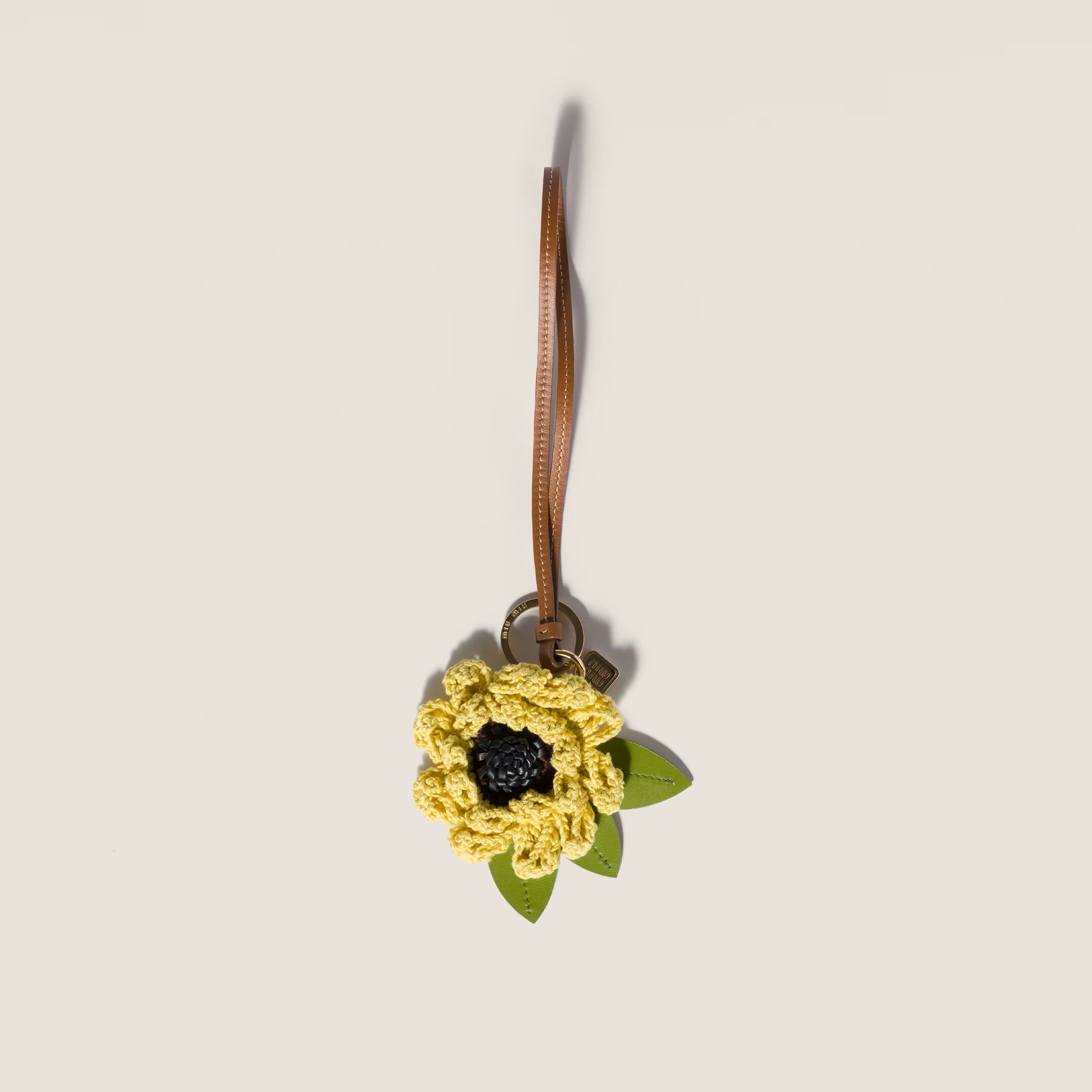 花卉吊飾鑰匙圈。NT$19,500（Miu Miu提供）       