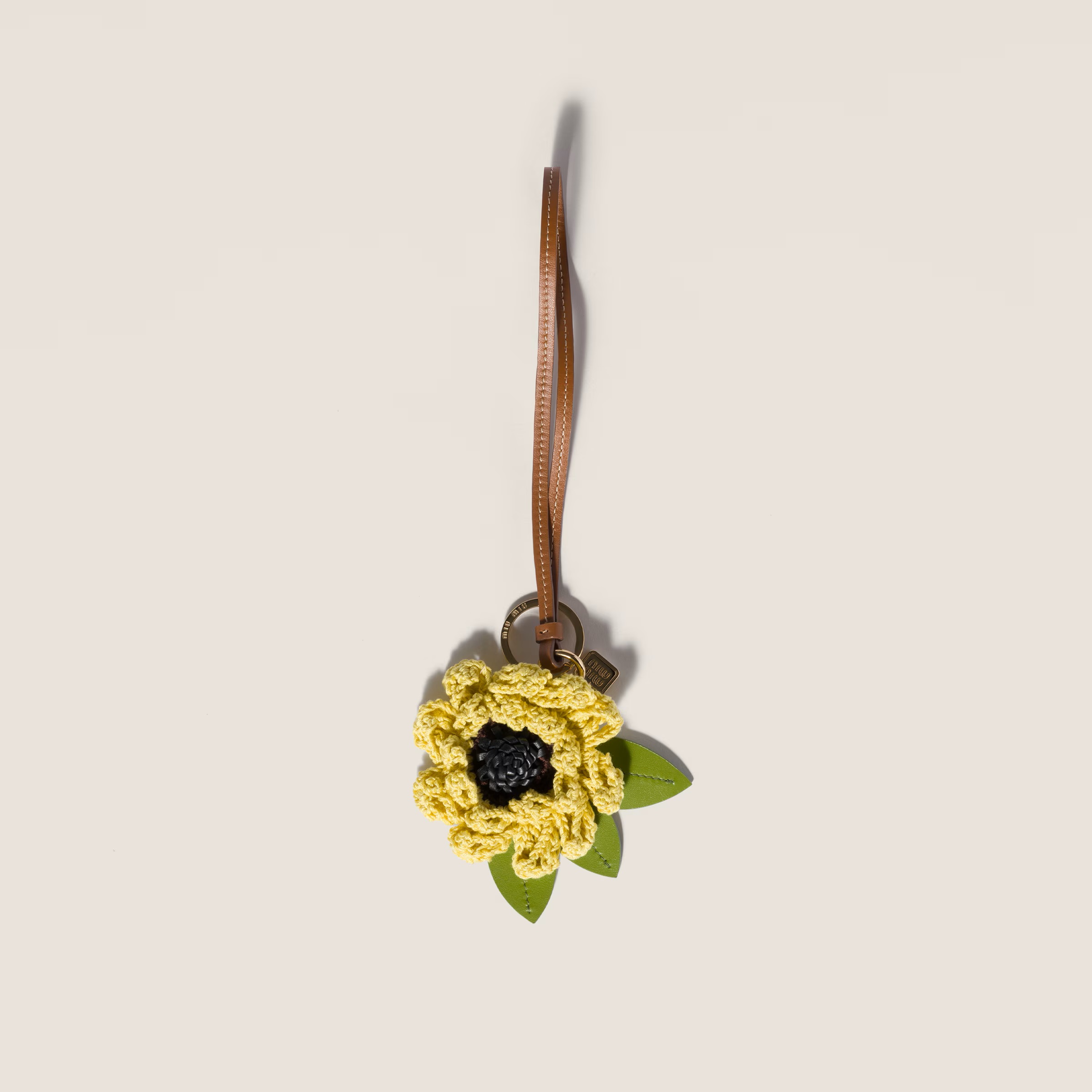 花卉吊飾鑰匙圈。NT$19,500(Miu Miu提供)