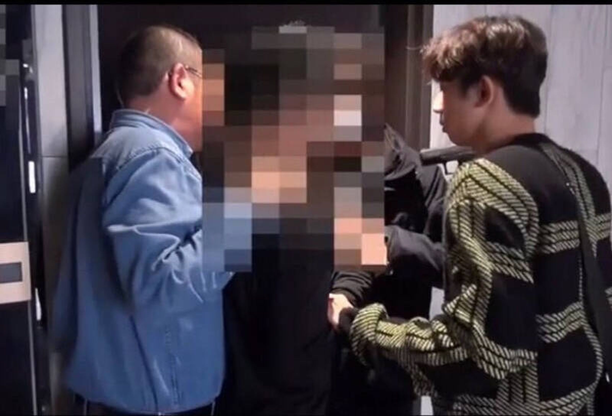警方經過數月調查，終於鎖定毒販許男位於梧棲的毒窟，將他逮捕到案。（翻攝畫面）