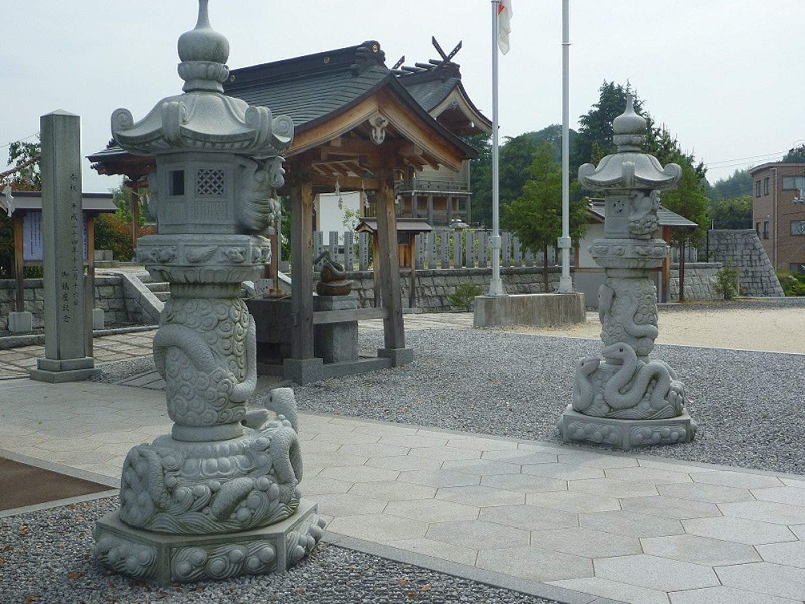 岩國白蛇神社有許多白蛇裝飾。（翻攝岩國白蛇神社X）