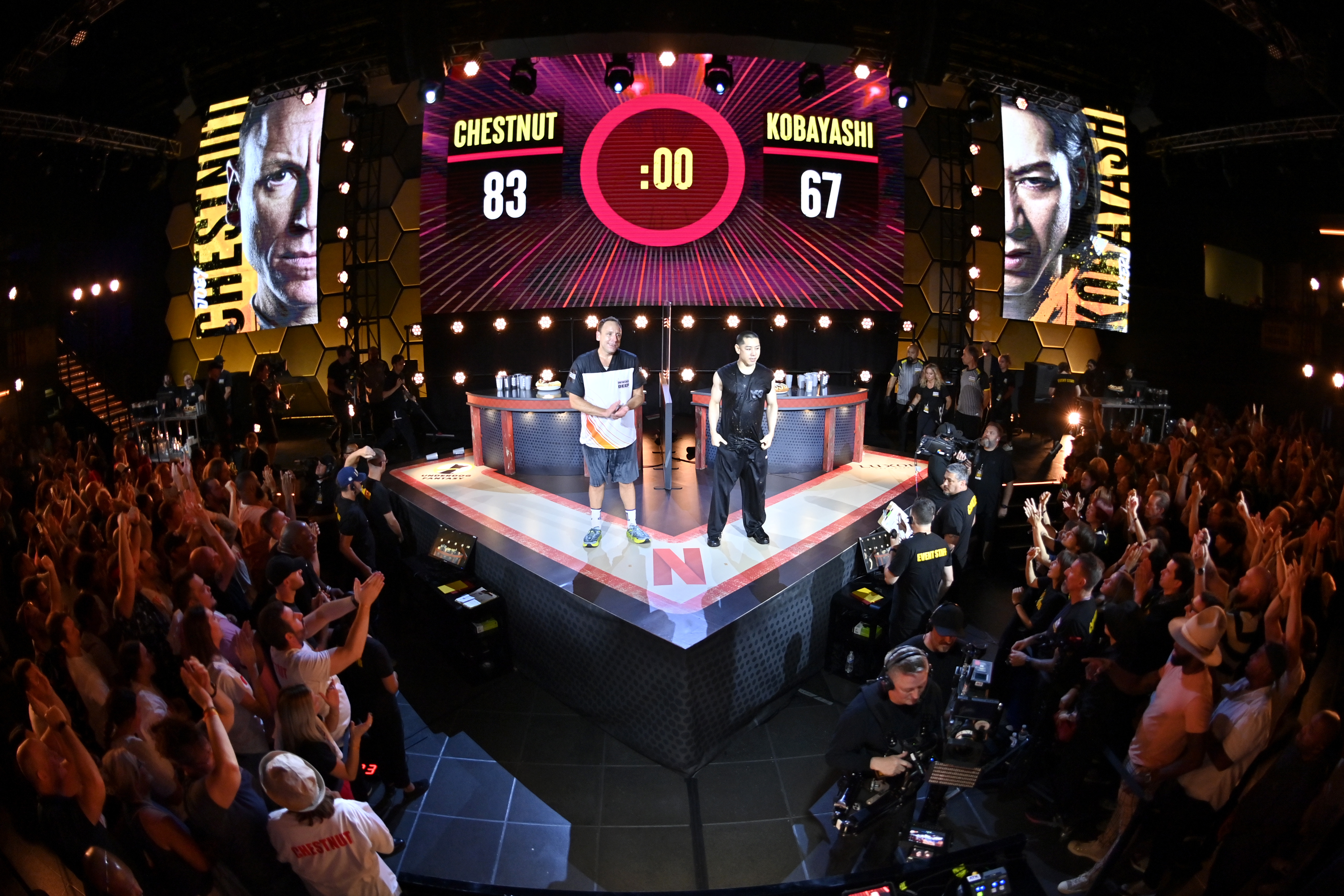 暌違多年的美日大胃王大決戰，在賭城熱鬧展開，最後喬伊吃了83個，打敗小林尊的67個。（Netflix提供）