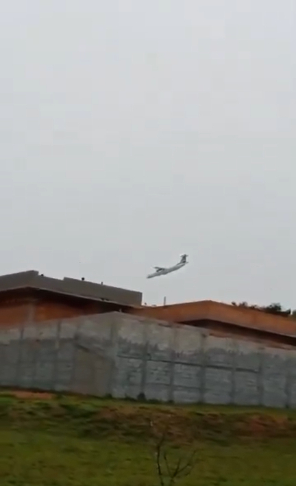 飛機墜毀瞬間。（翻攝自X）