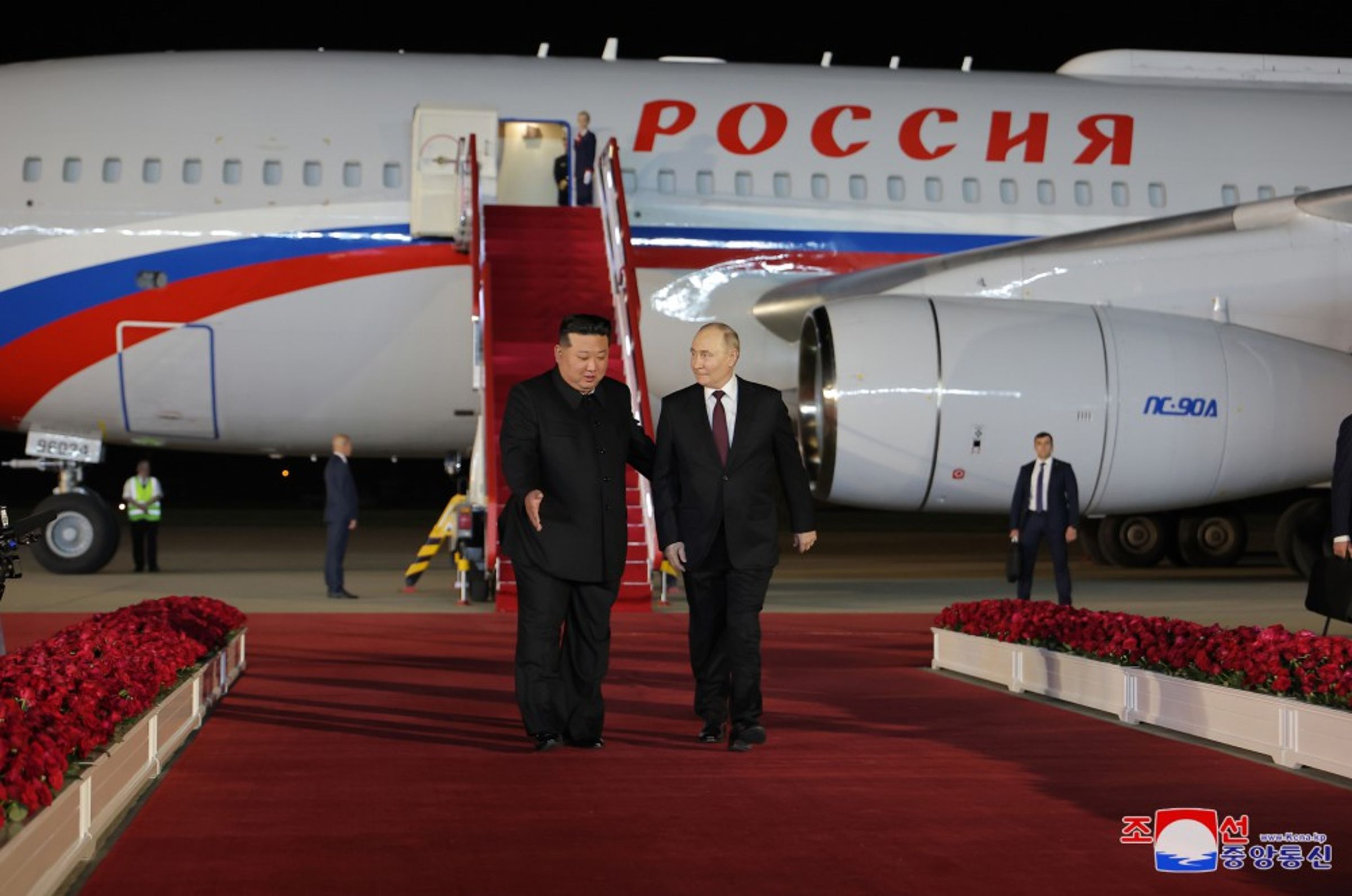 普丁專機凌晨才抵達平壤機場,金正恩等候多時、親自接機。(翻攝自朝中社)