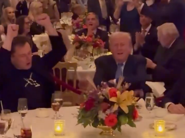 馬斯克（左）舉手扭動身體，川普（右）看得笑呵呵。（翻攝X@alx）