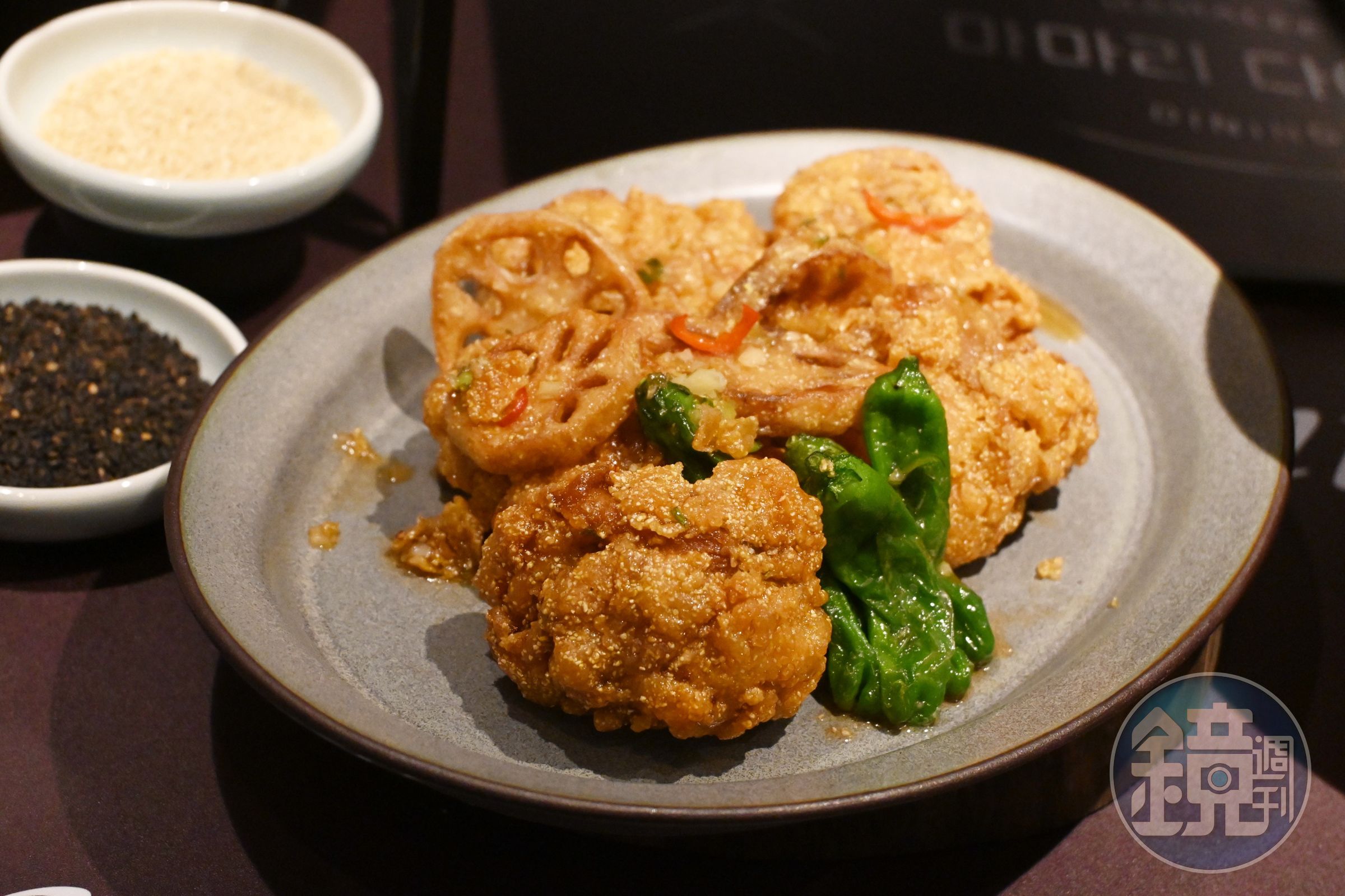 韓式蓮藕炸雞」以酥脆蓮藕片取代薯條,搭配外酥內嫩的雞腿肉與韓式甜辣醬,是MAMALEE的鎮店招牌。(580元/份)