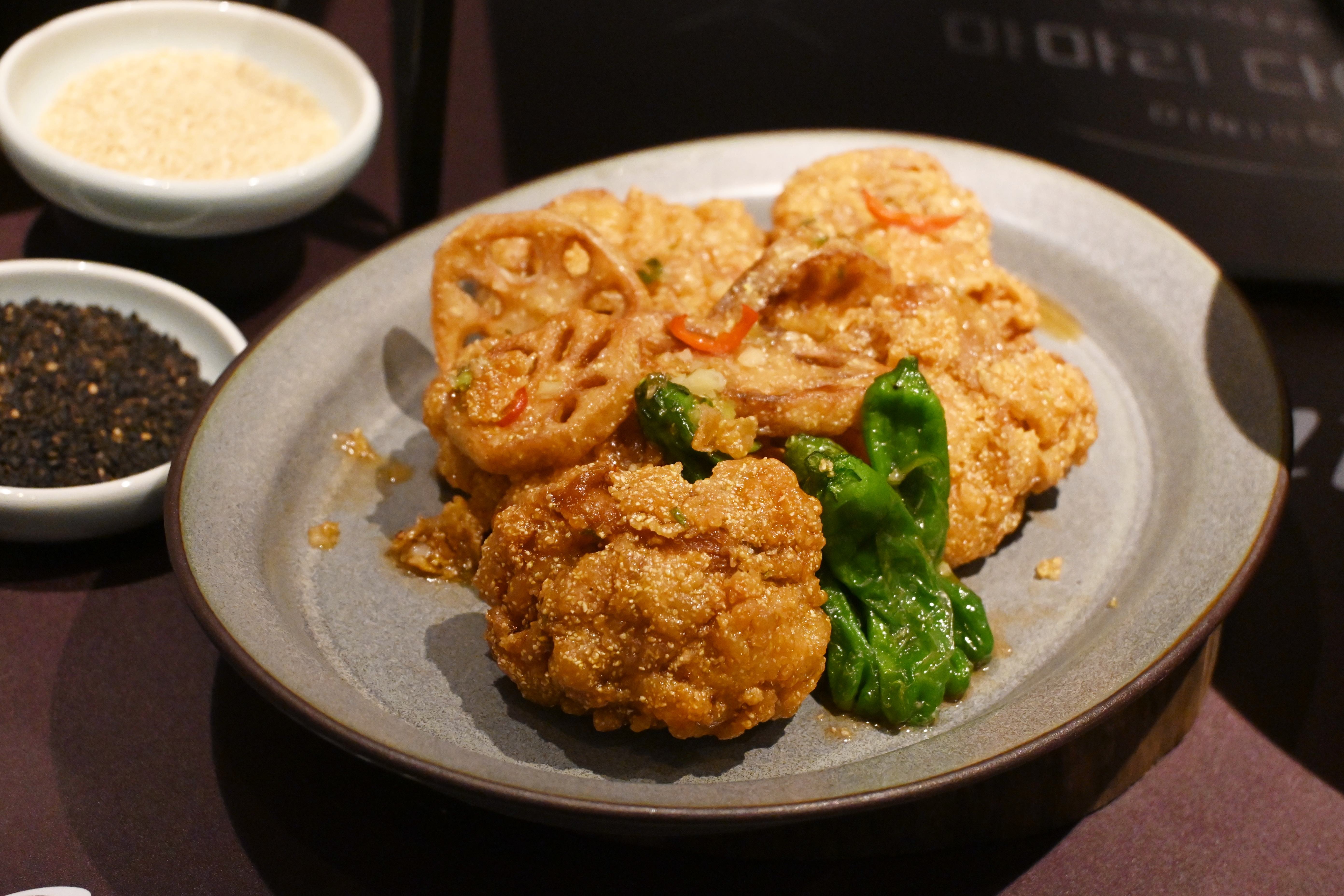 韓式蓮藕炸雞」以酥脆蓮藕片取代薯條,搭配外酥內嫩的雞腿肉與韓式甜辣醬,是MAMALEE的鎮店招牌。(580元/份)