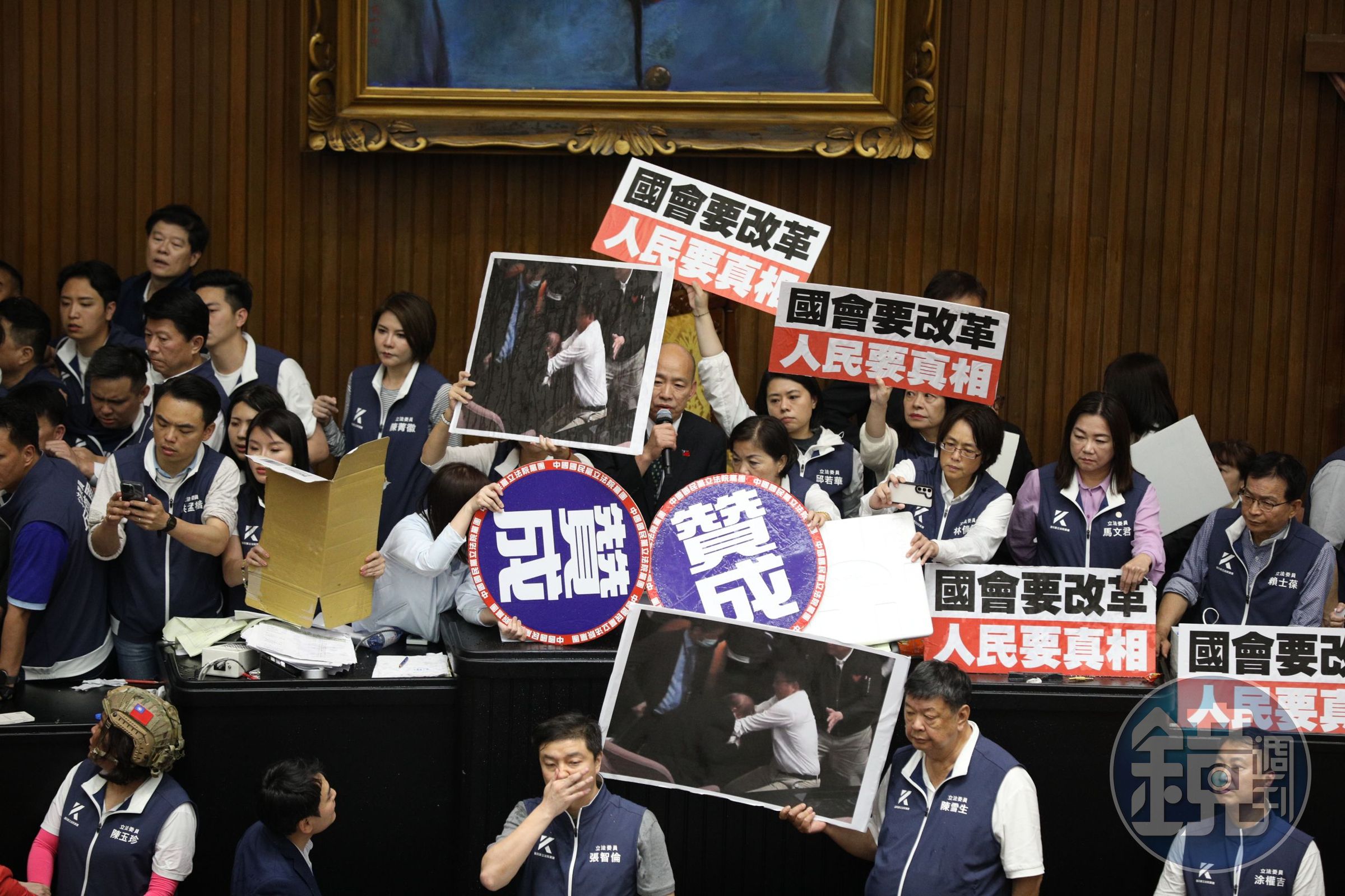 昨日議場藍綠大混戰,馬文君(右2)也在主席台。