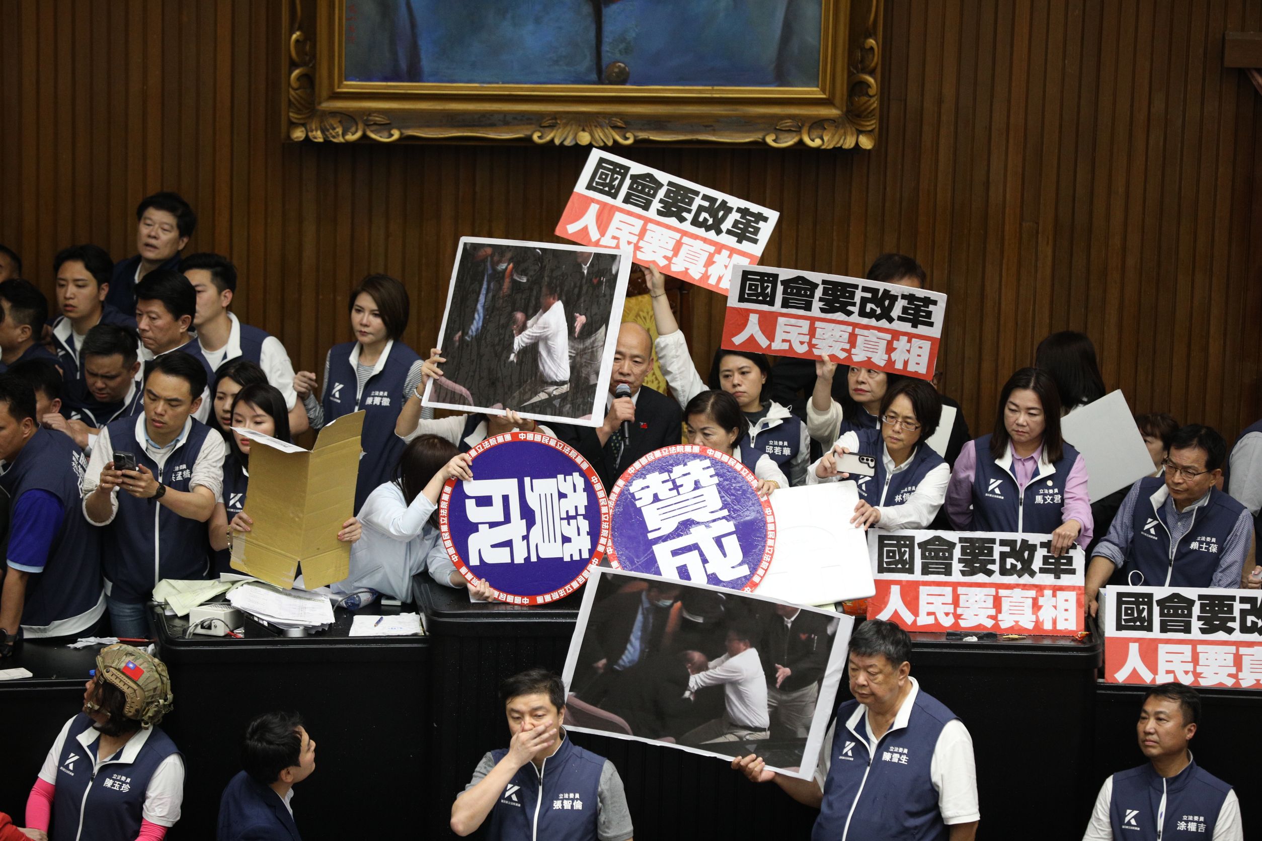 昨日議場藍綠大混戰,馬文君(右2)也在主席台。