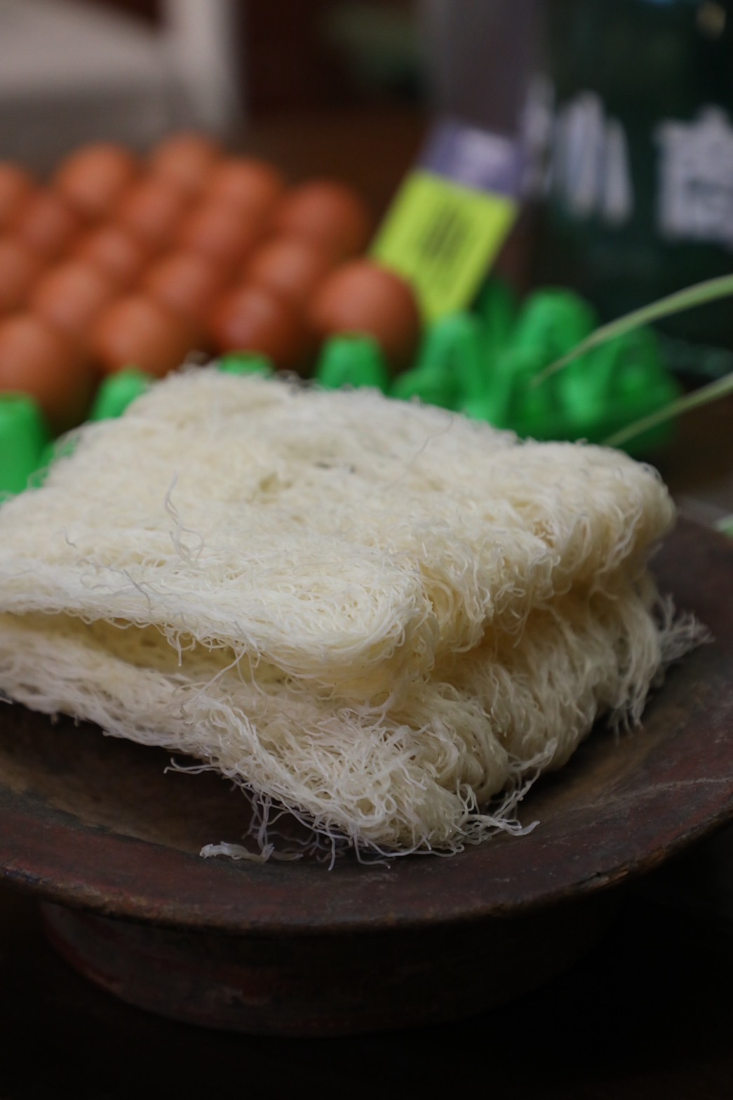 在「新村小商號」也能買到裸妝販售，來自百年米粉老店「三川」的單片米粉。（45元起／單片）