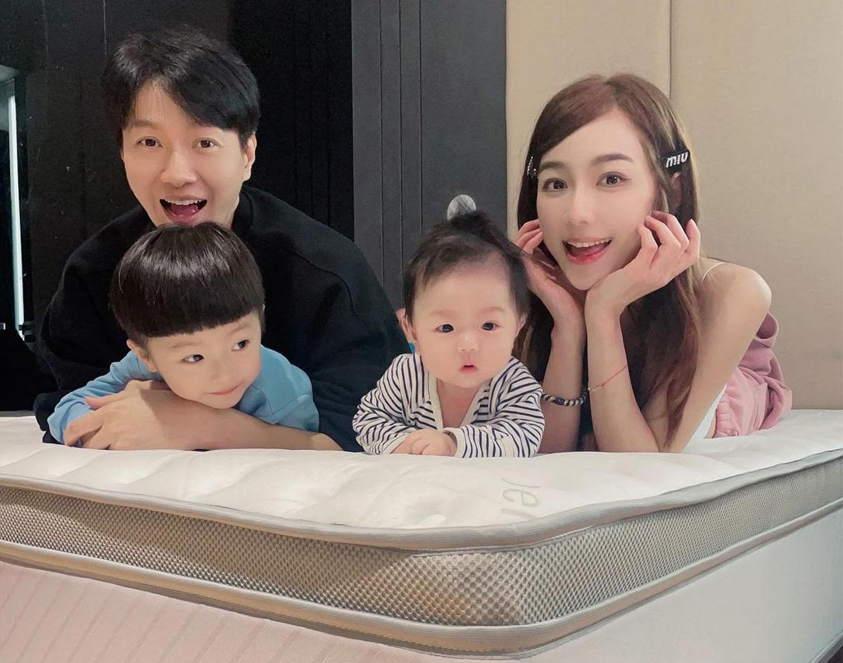 少谷2020年與「天氣女孩」成員林采薇結婚育有2子。(翻攝黃少谷臉書)