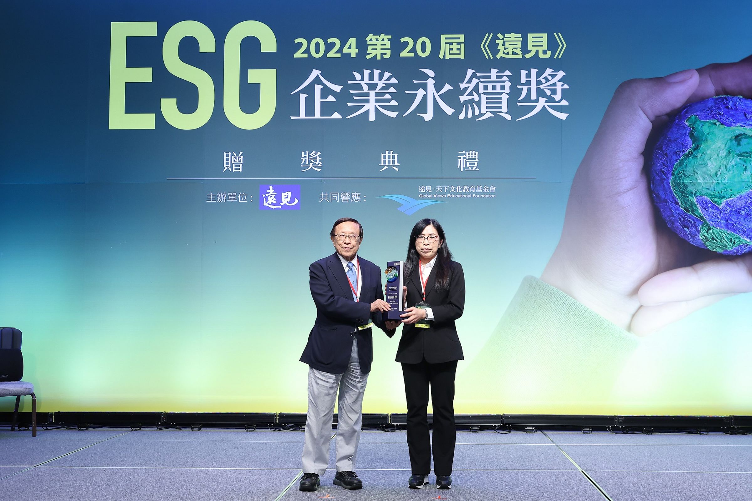信義房屋為第20屆遠見ESG企業永續獎資優生,由信義房屋總經理陳麗心代表領獎。(信義房屋提供)