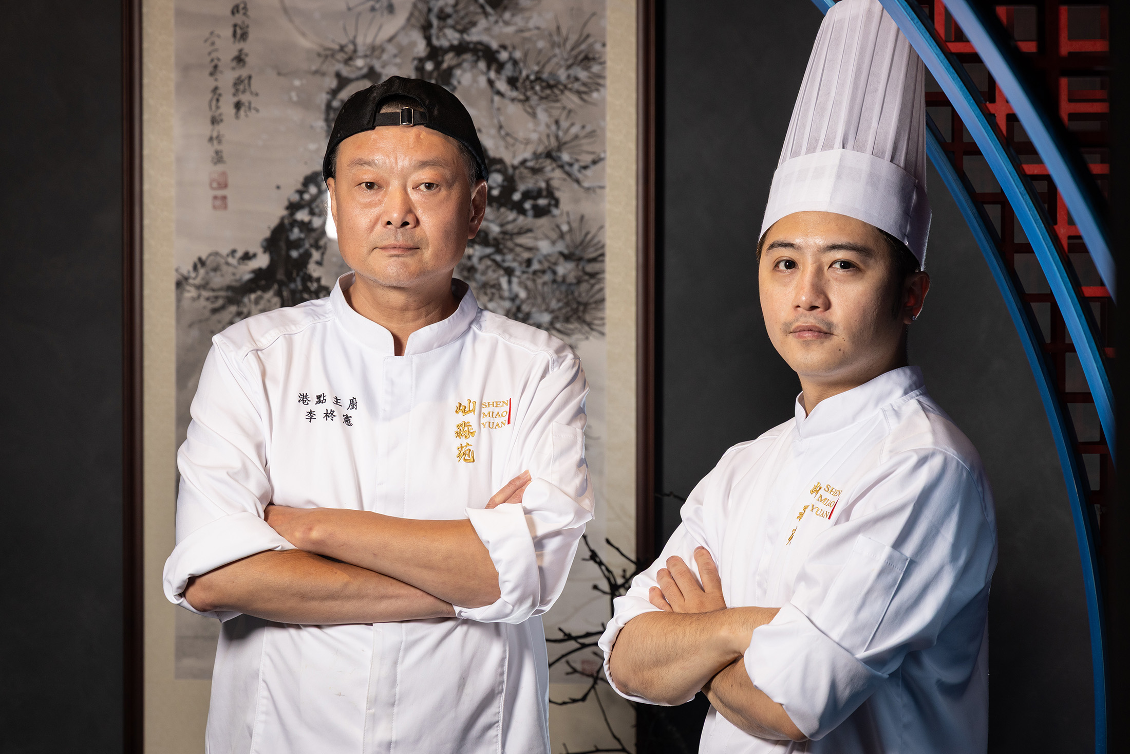 點心主廚李柊憲（左）與副主廚何敬偉（右）一起為屾淼苑端出融合傳統技術，兼具創意吃法的燒鵝料理與新派粵菜。