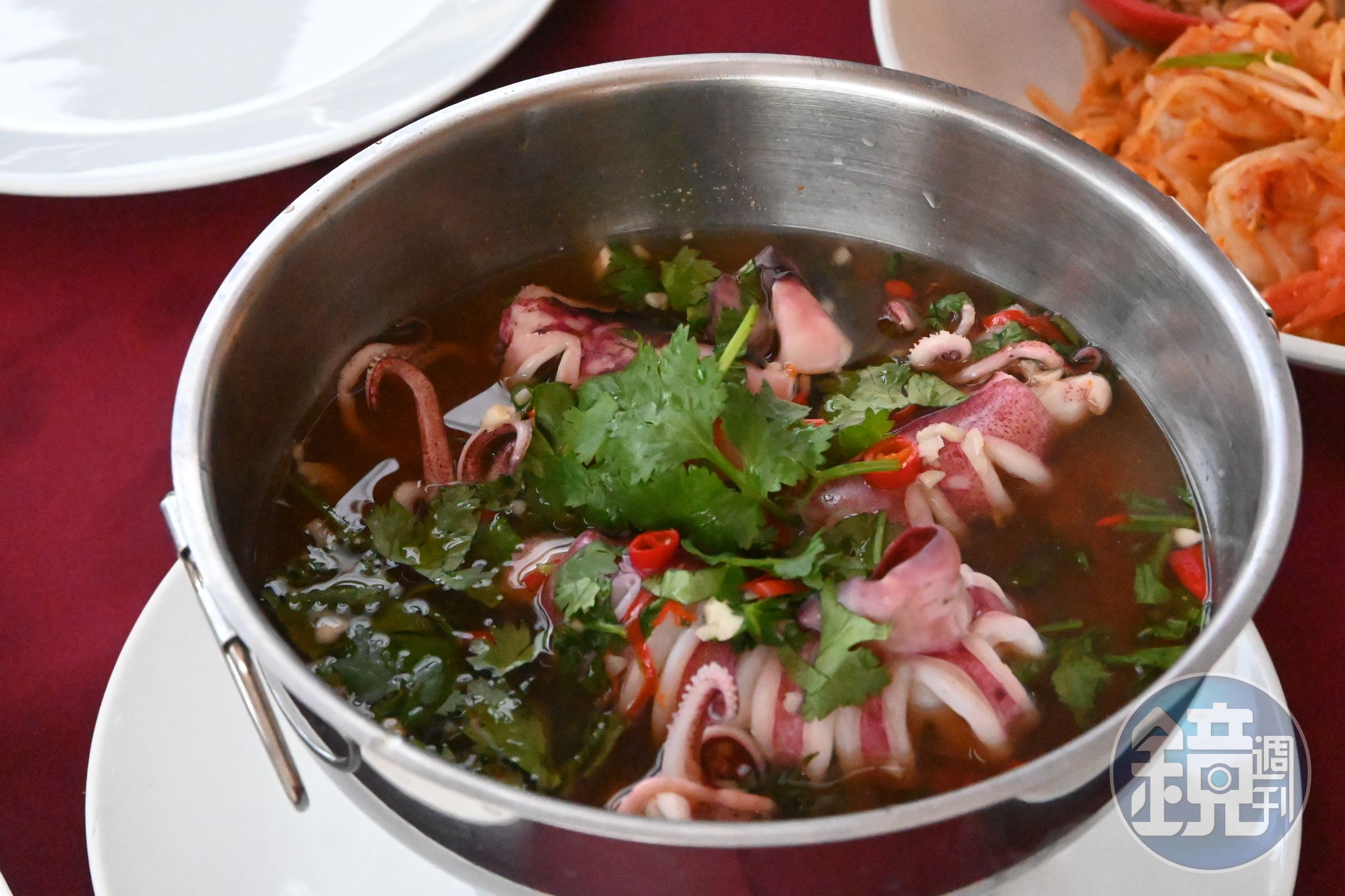 喜歡酸辣口味就點「Steamed Squid in Spicy Lime Sauce」，Q彈魷魚浸泡在用檸檬與辣椒調製的清爽醬汁裡，天氣熱吃完馬上有食慾。（290泰銖／份，約NT$266）