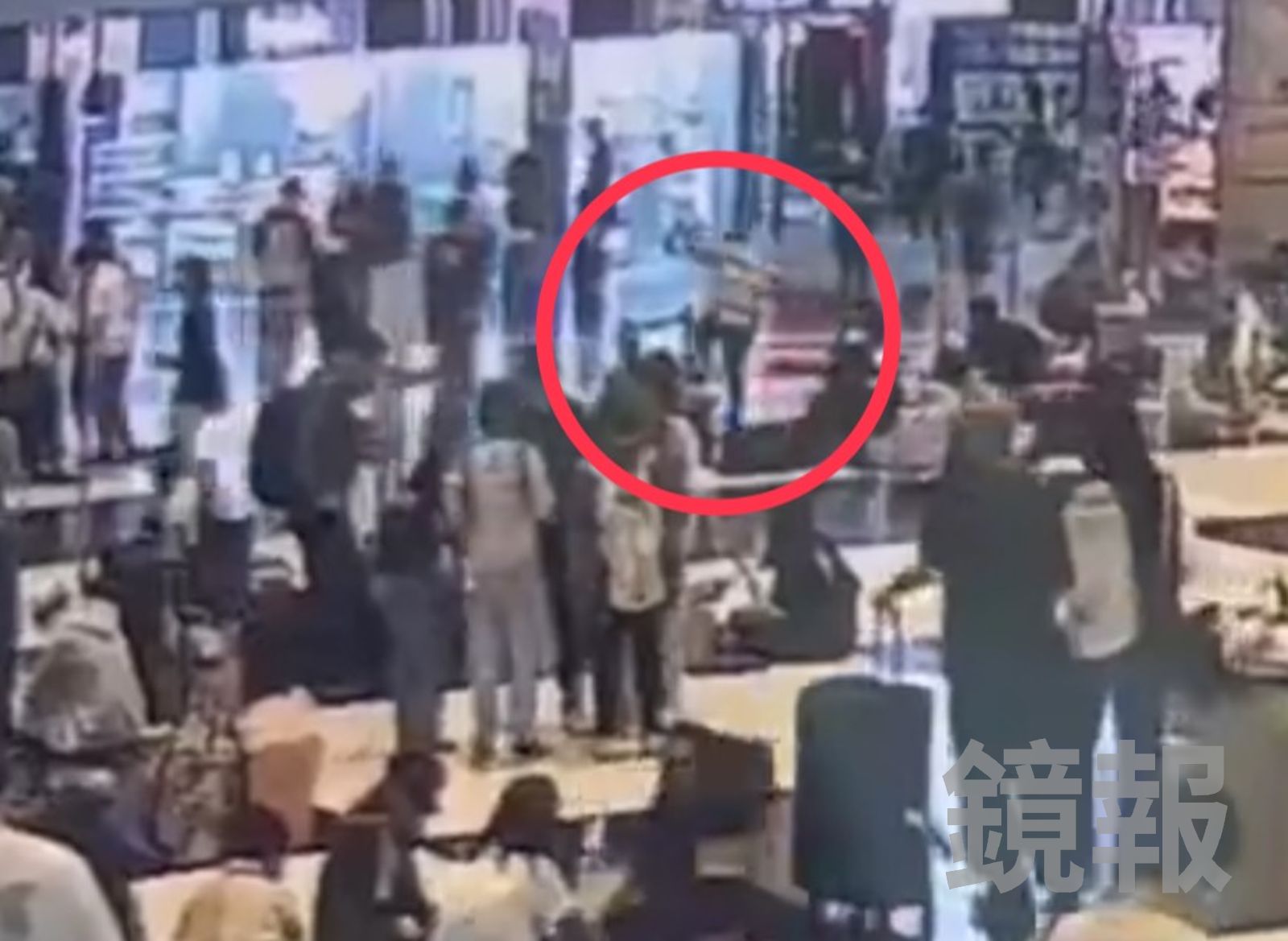 李男將女童踹飛，又上去狠補數腳，手段凶殘，引發社會譁然。（鏡報提供）